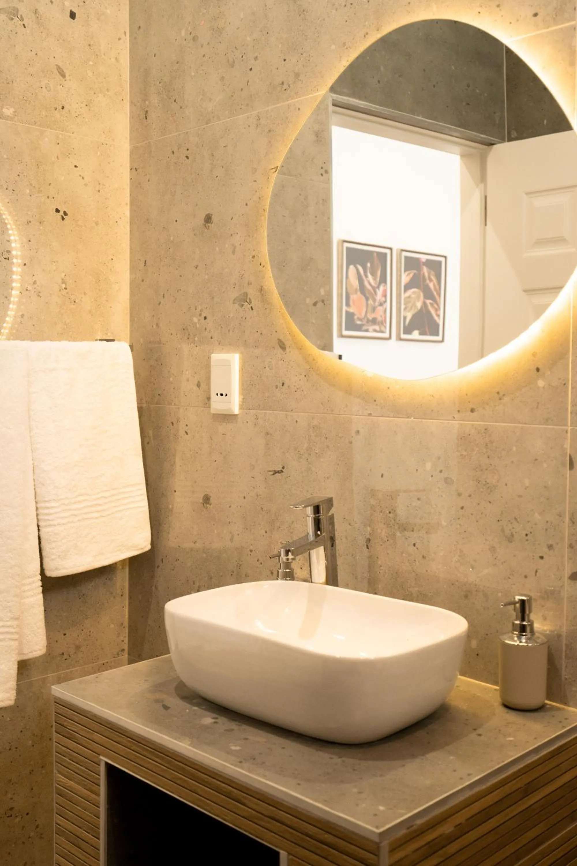 Hampton Collection - Contemporary 3 Sleeper Serviced Apartment with Pool