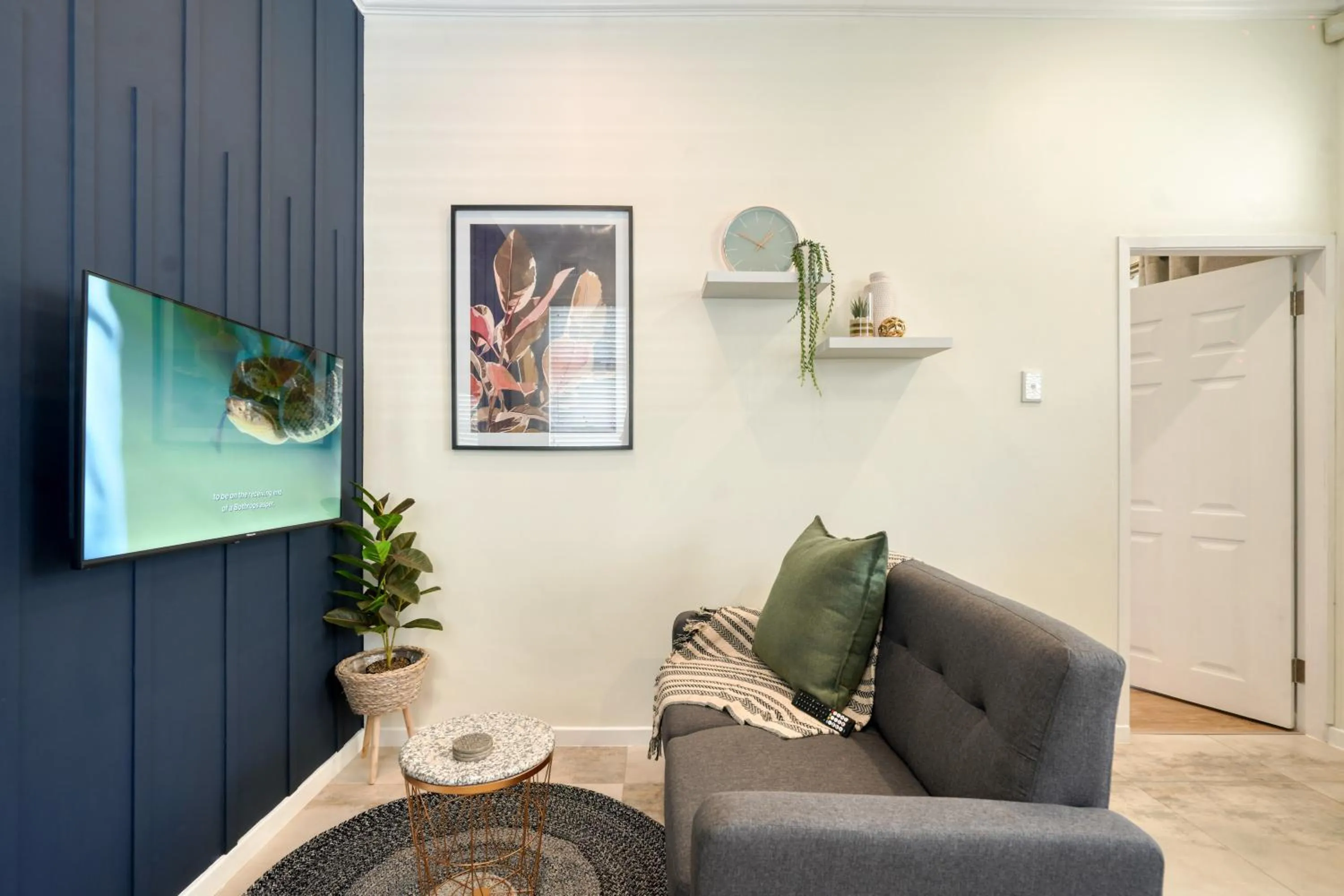 Hampton Collection - Contemporary 3 Sleeper Serviced Apartment with Pool