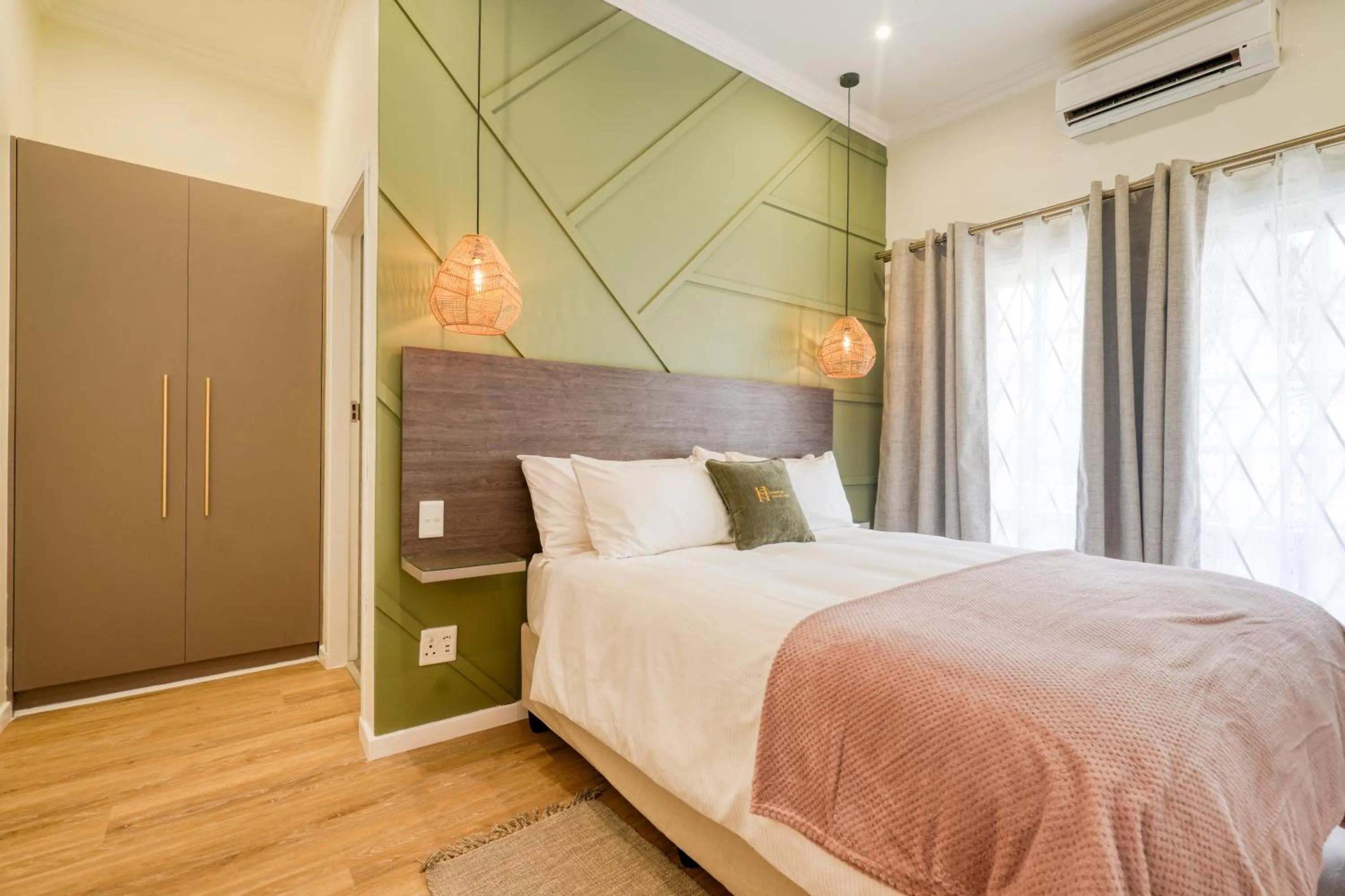Hampton Collection - Contemporary 3 Sleeper Serviced Apartment with Pool