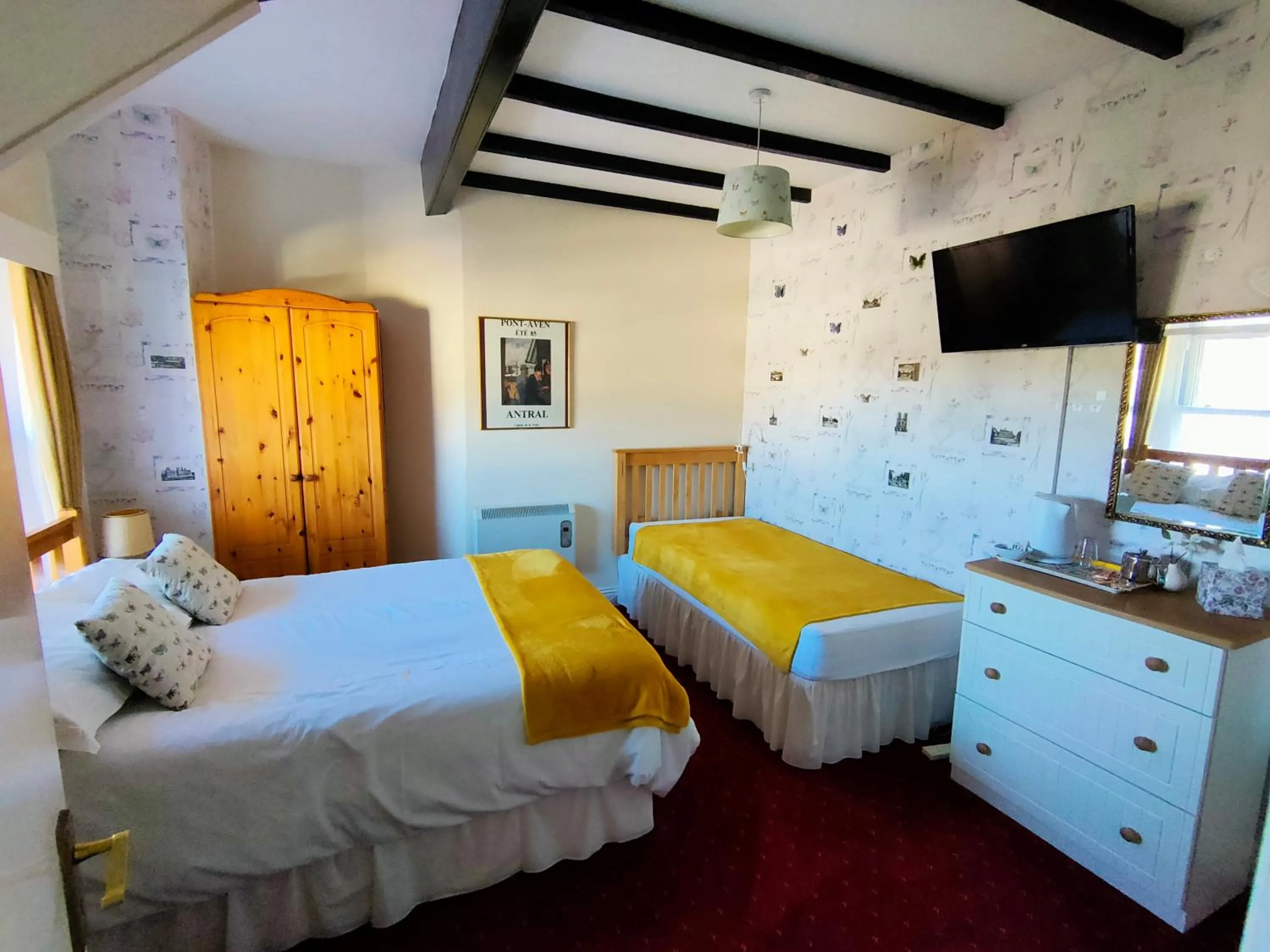 Photo of the whole room, Bed in Bluestones