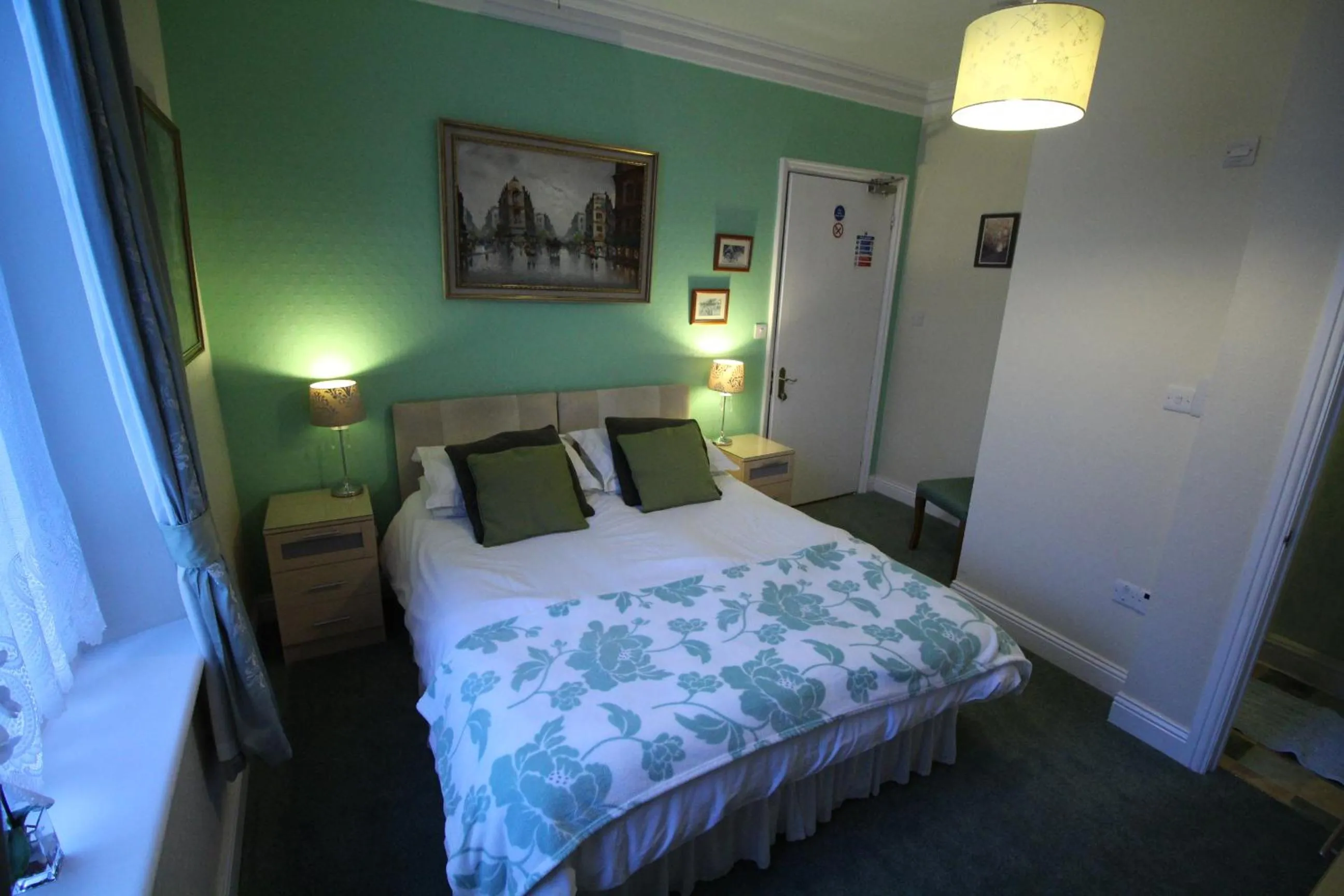 Photo of the whole room, Bed in Bluestones