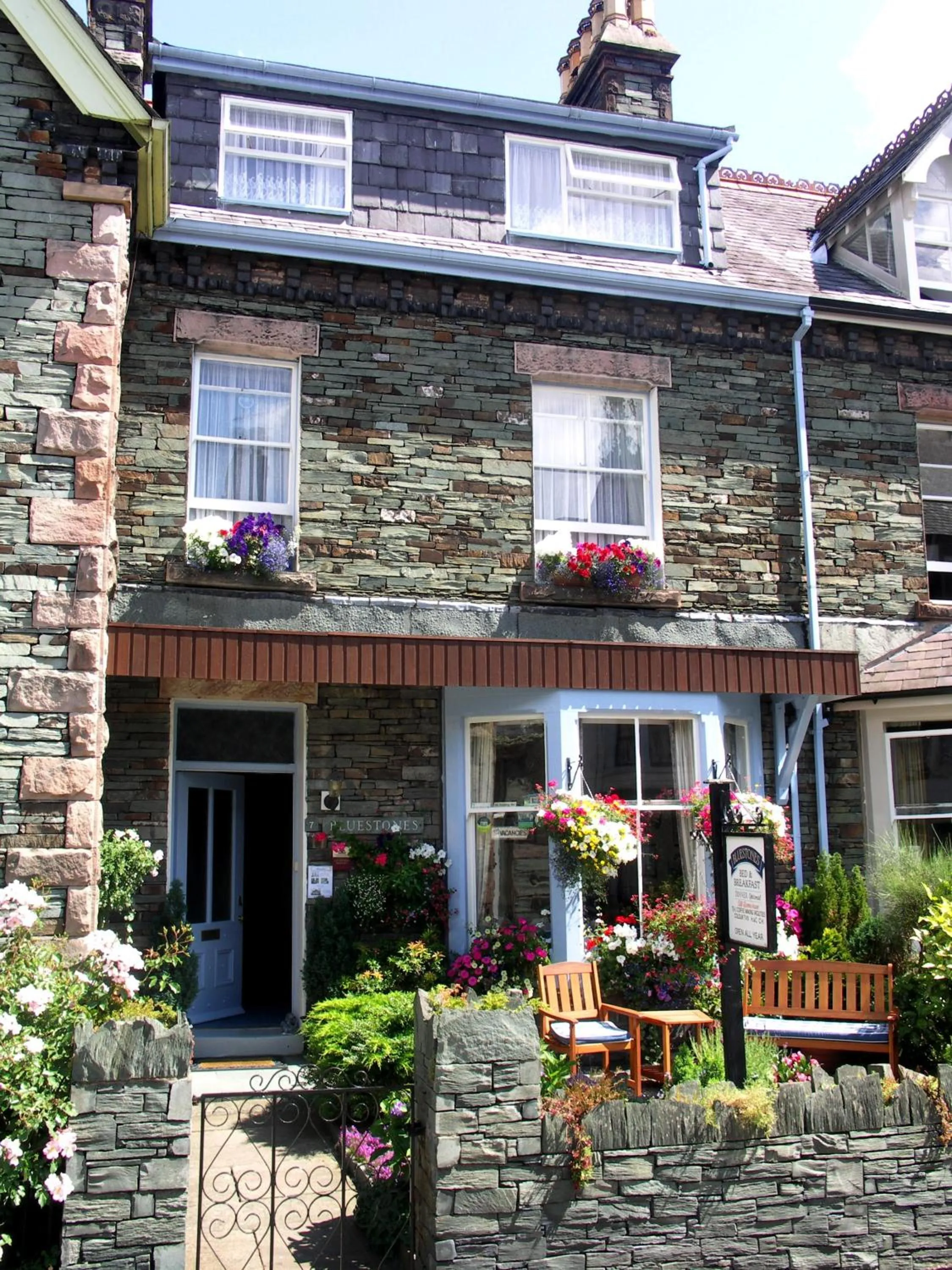Facade/entrance in Bluestones