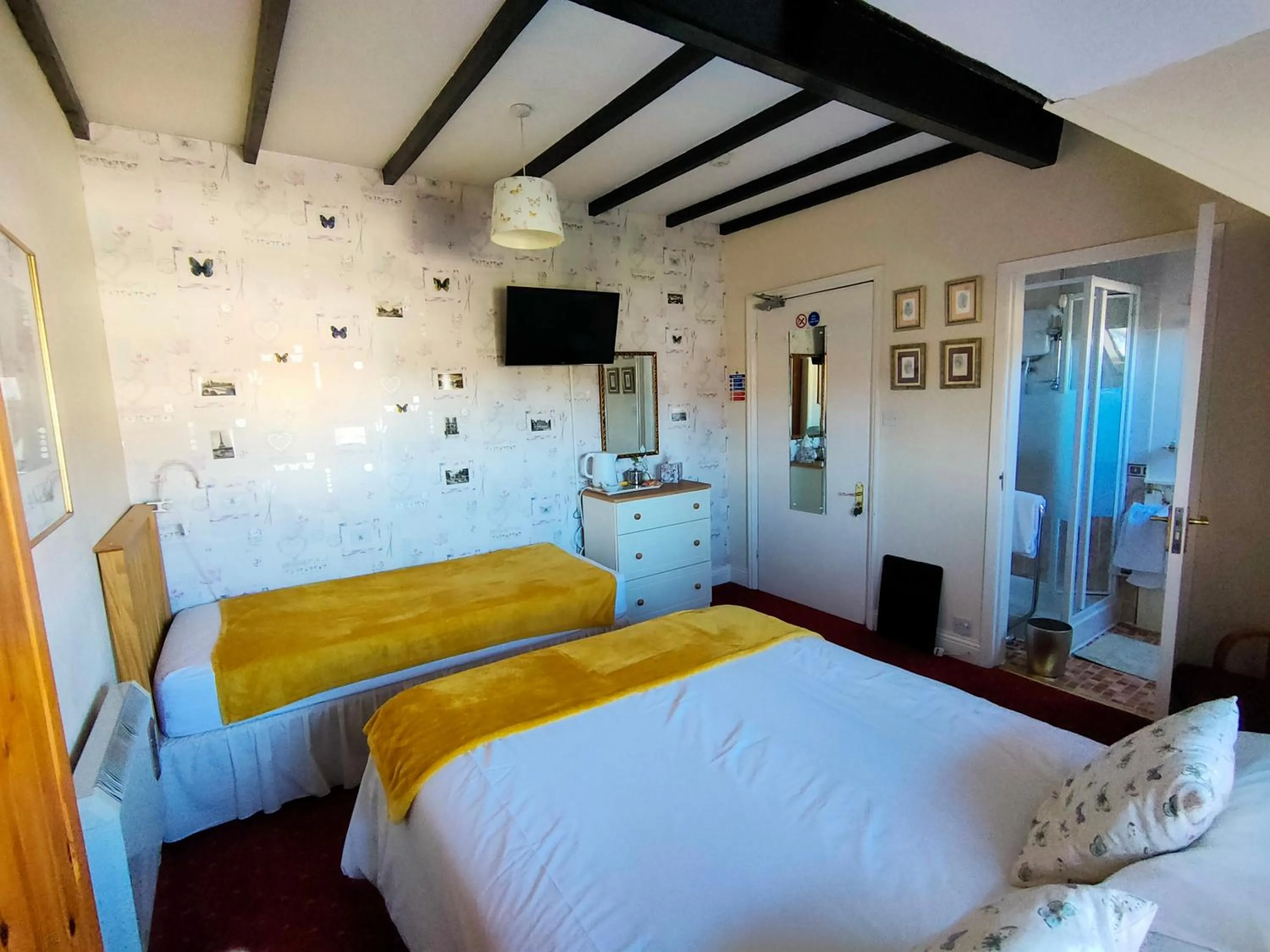 Photo of the whole room, Bed in Bluestones