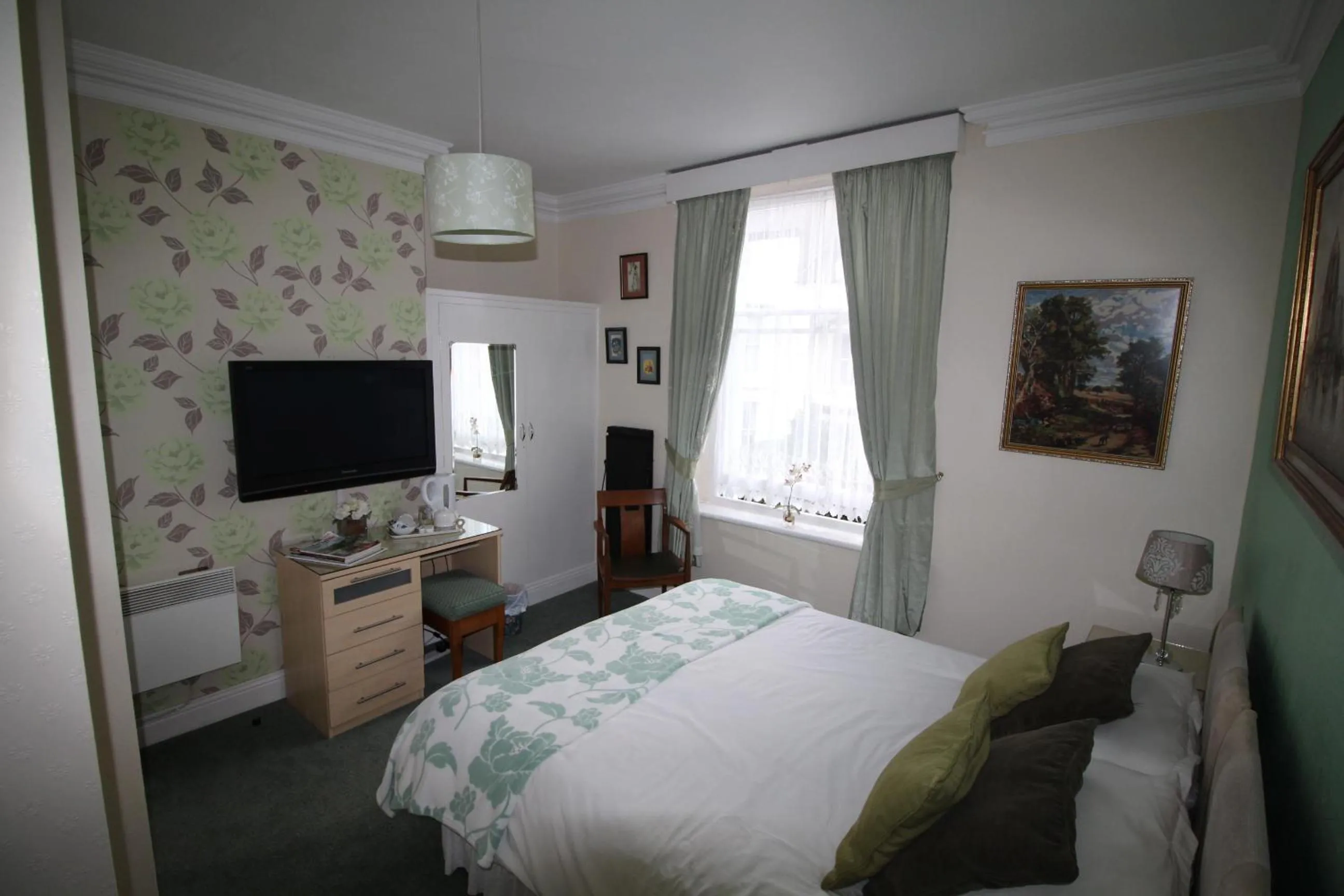 Photo of the whole room, Bed in Bluestones