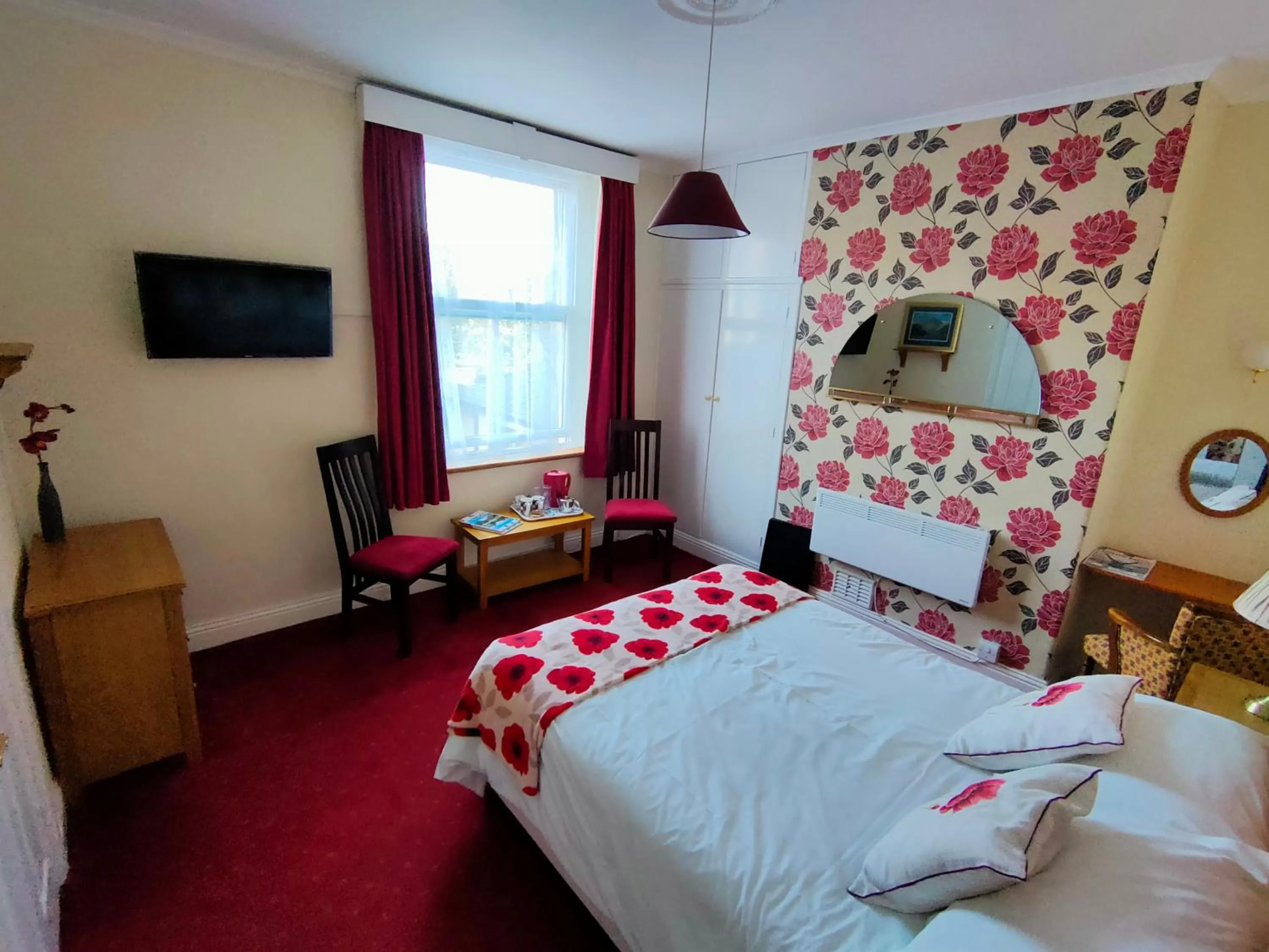 Photo of the whole room, Bed in Bluestones