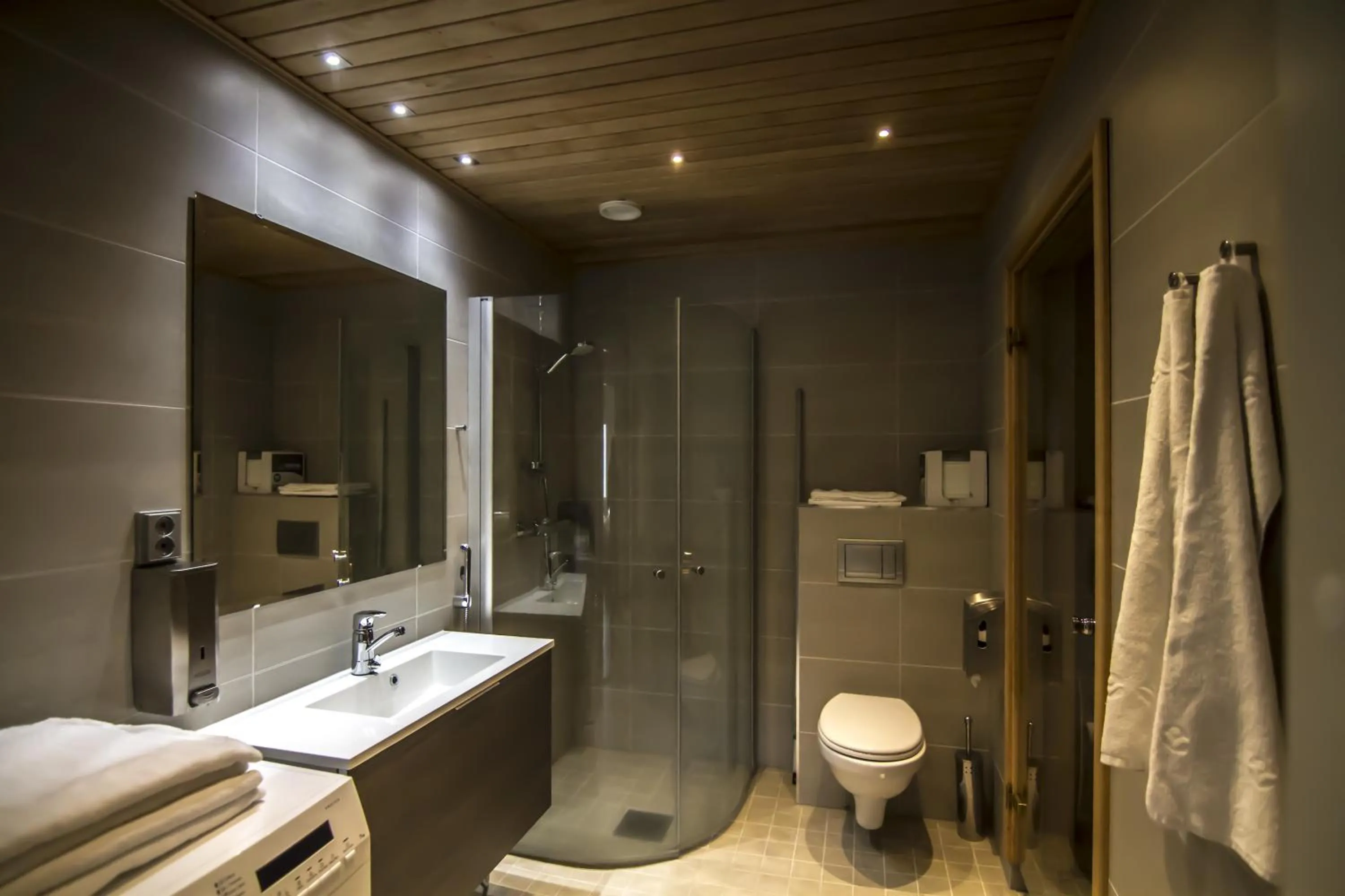 Shower in Aateli Lakeside Chalets - former Vuokatti Suites