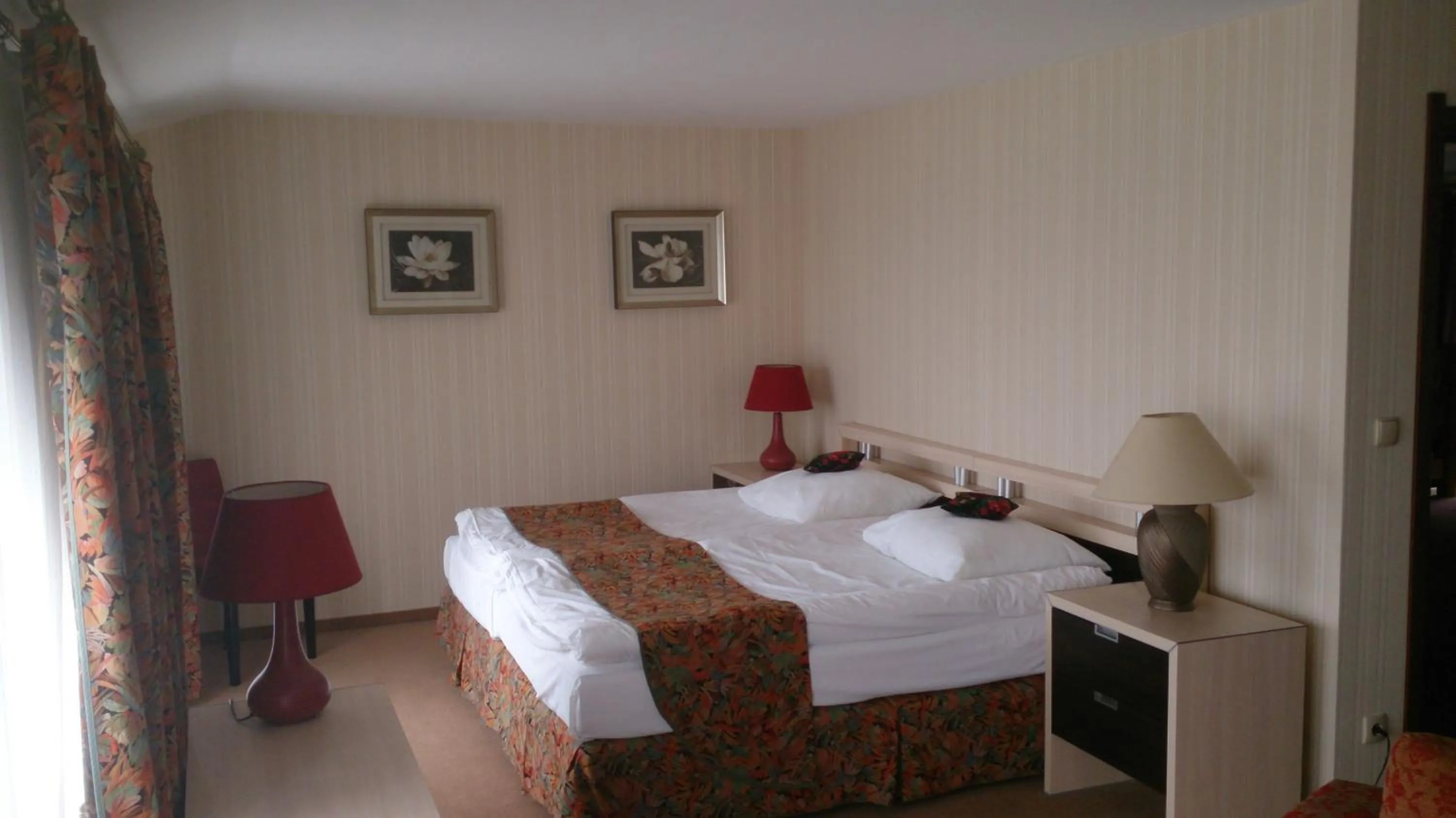Photo of the whole room, Bed in To Tu