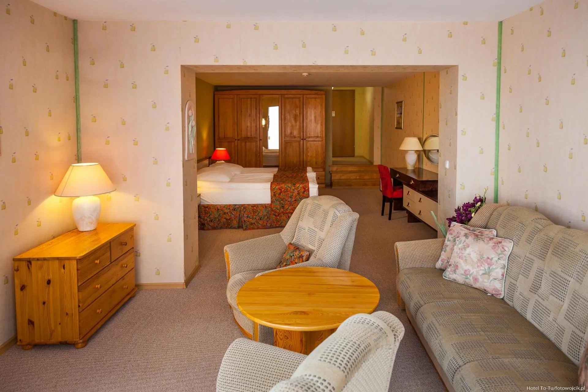 Living room, Bed in To Tu