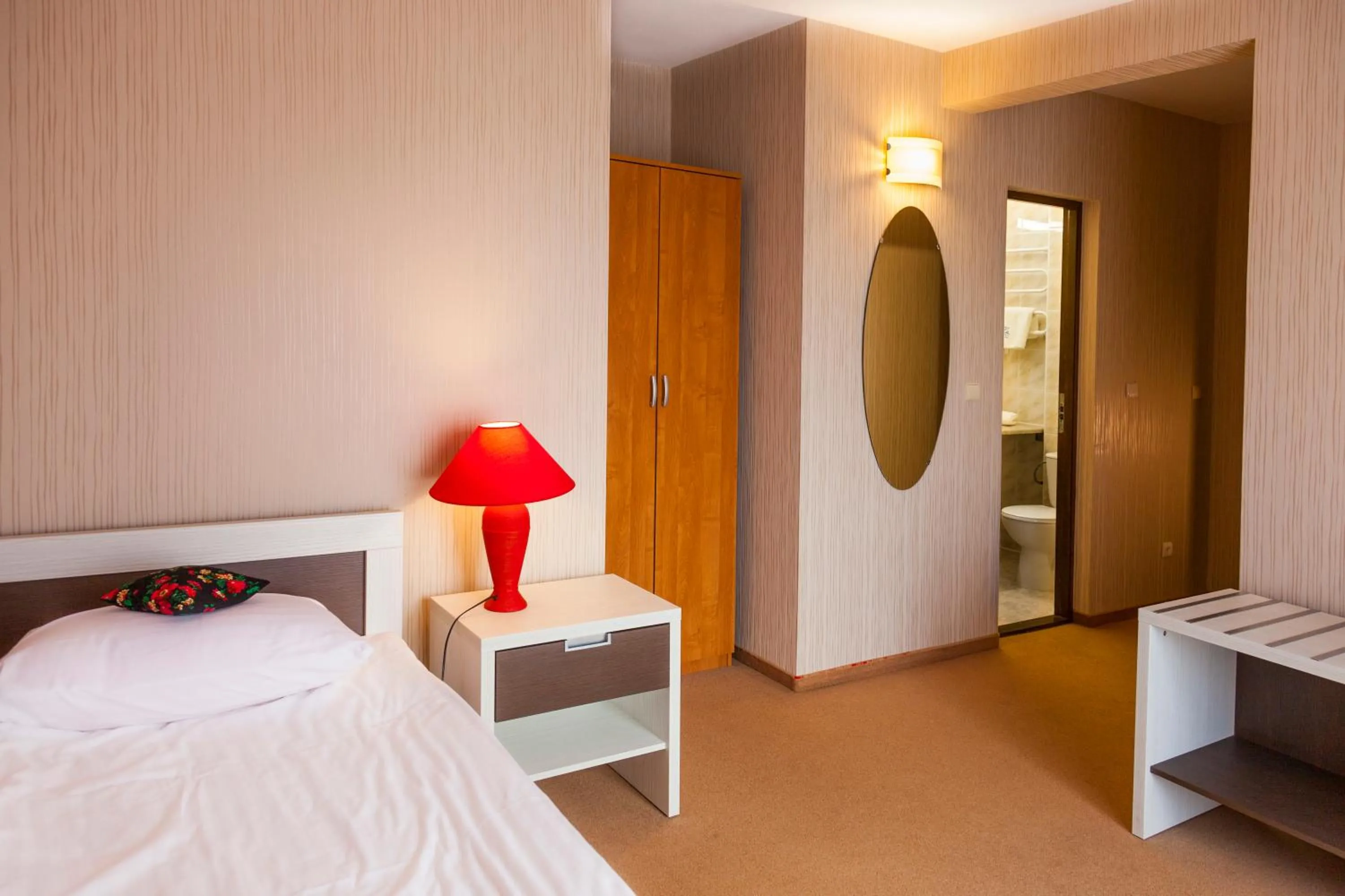 Photo of the whole room, Bed in To Tu