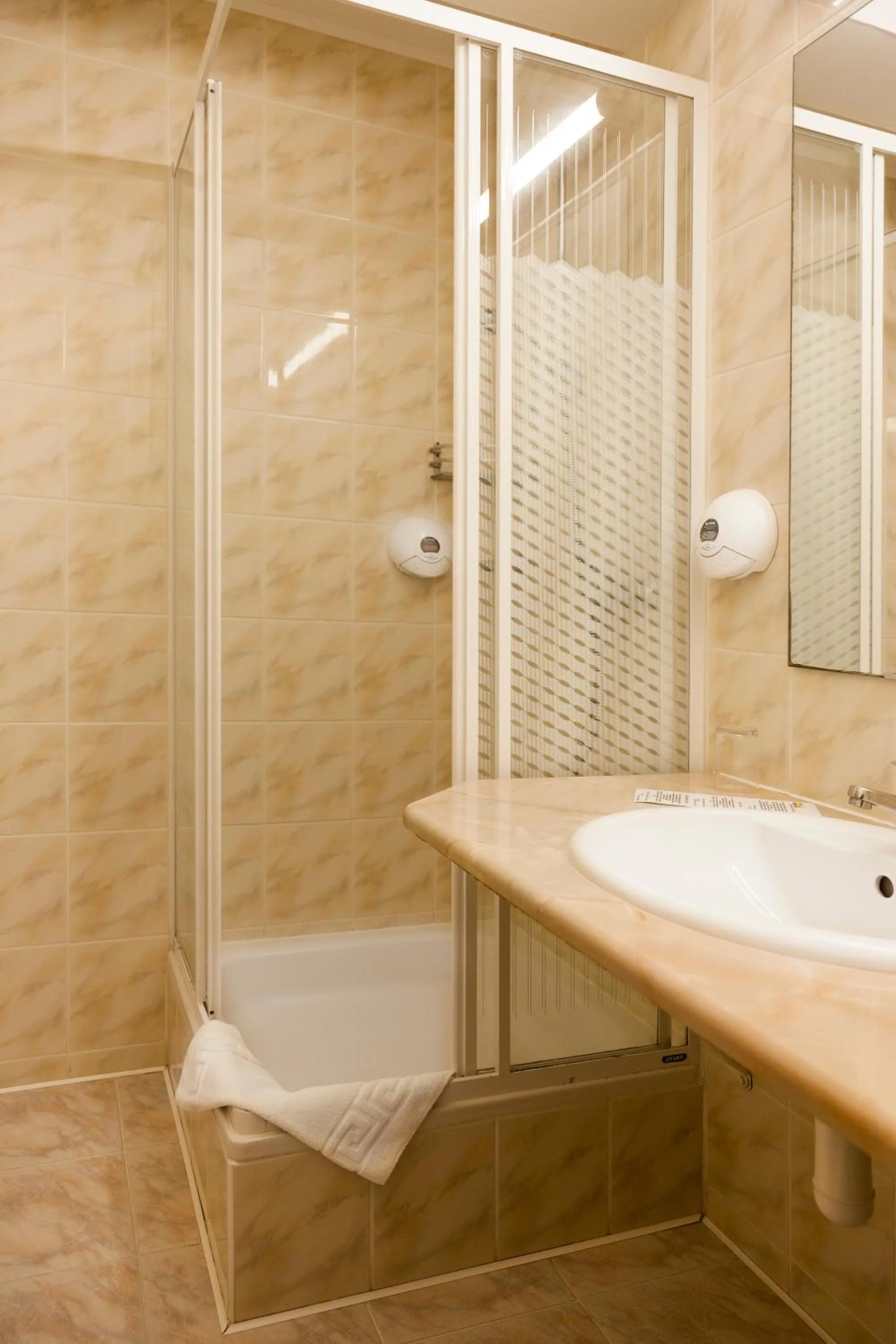 Shower in To Tu