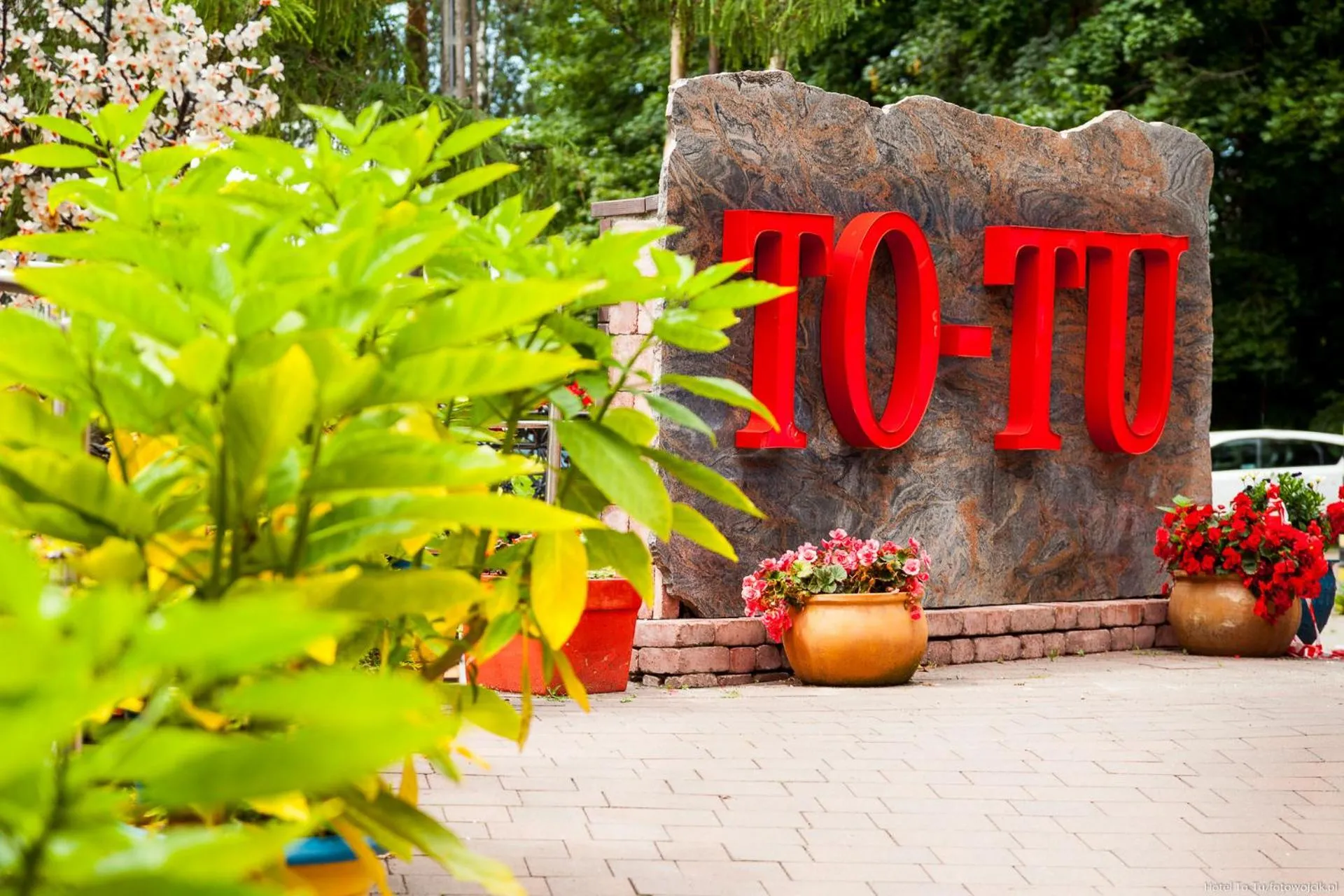 Facade/entrance in To Tu