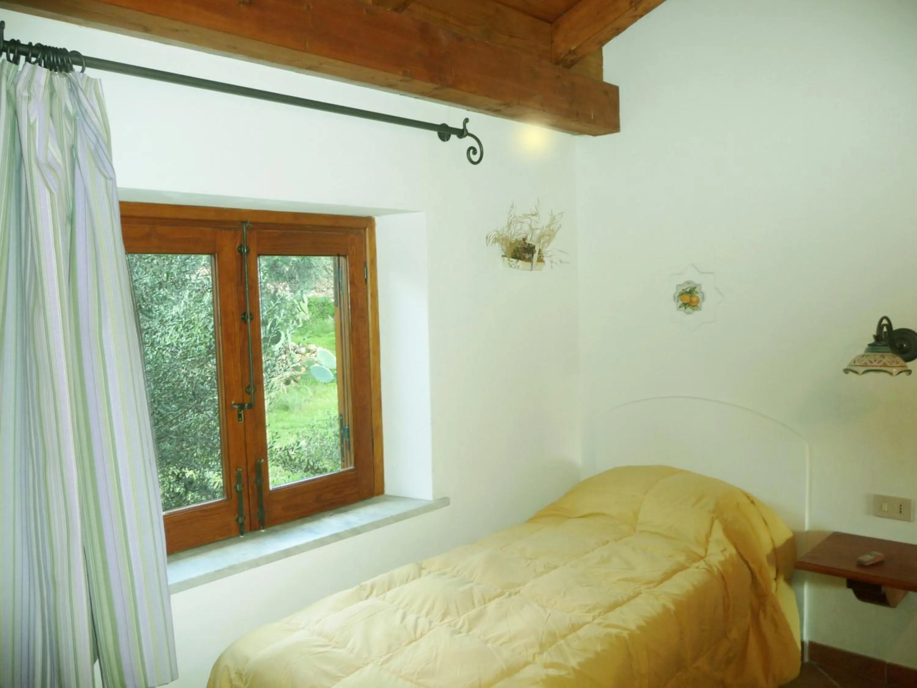 Photo of the whole room, Bed in Villa Paladino Solunto