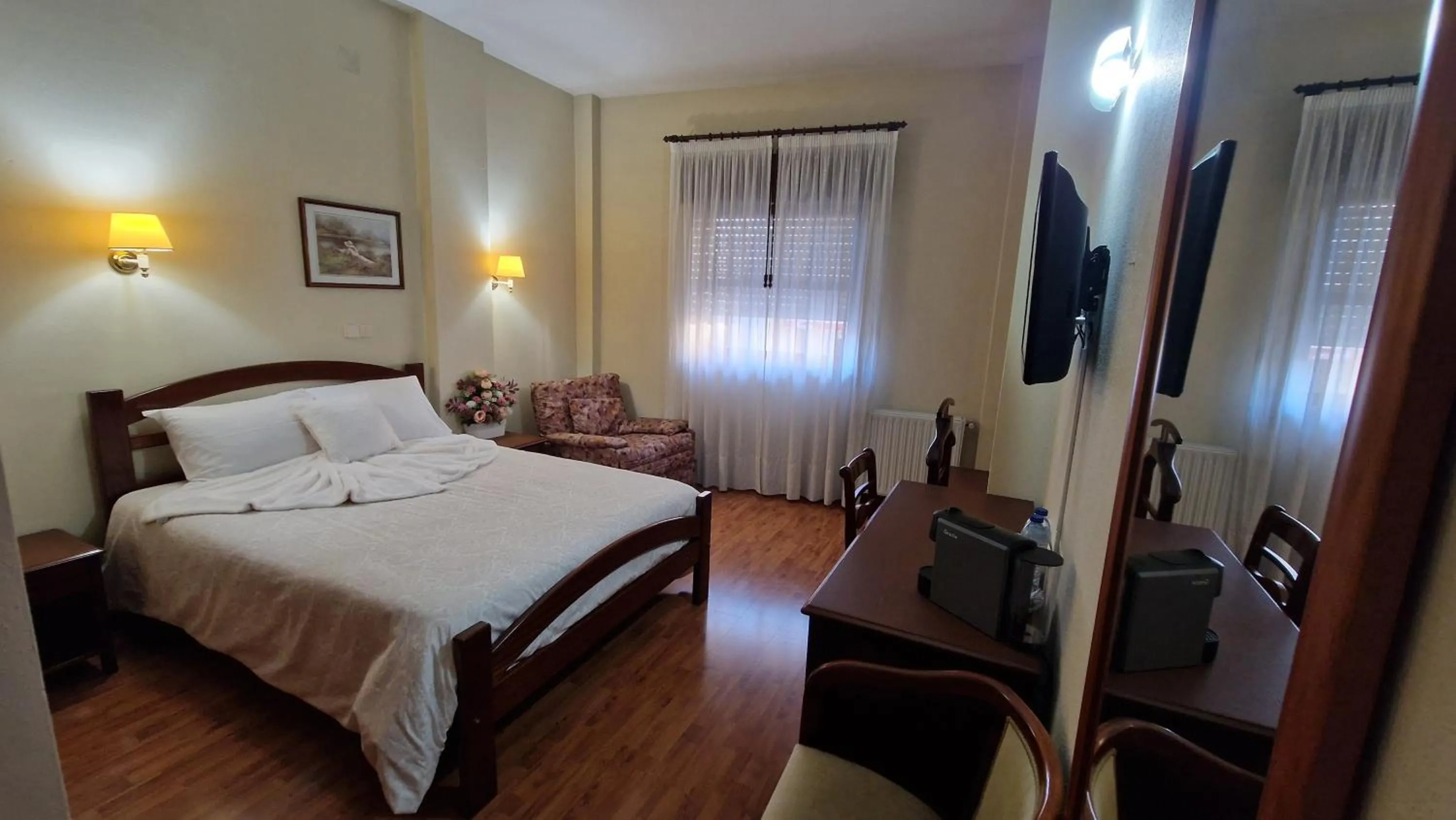 Photo of the whole room, Bed in Hotel Peninsular