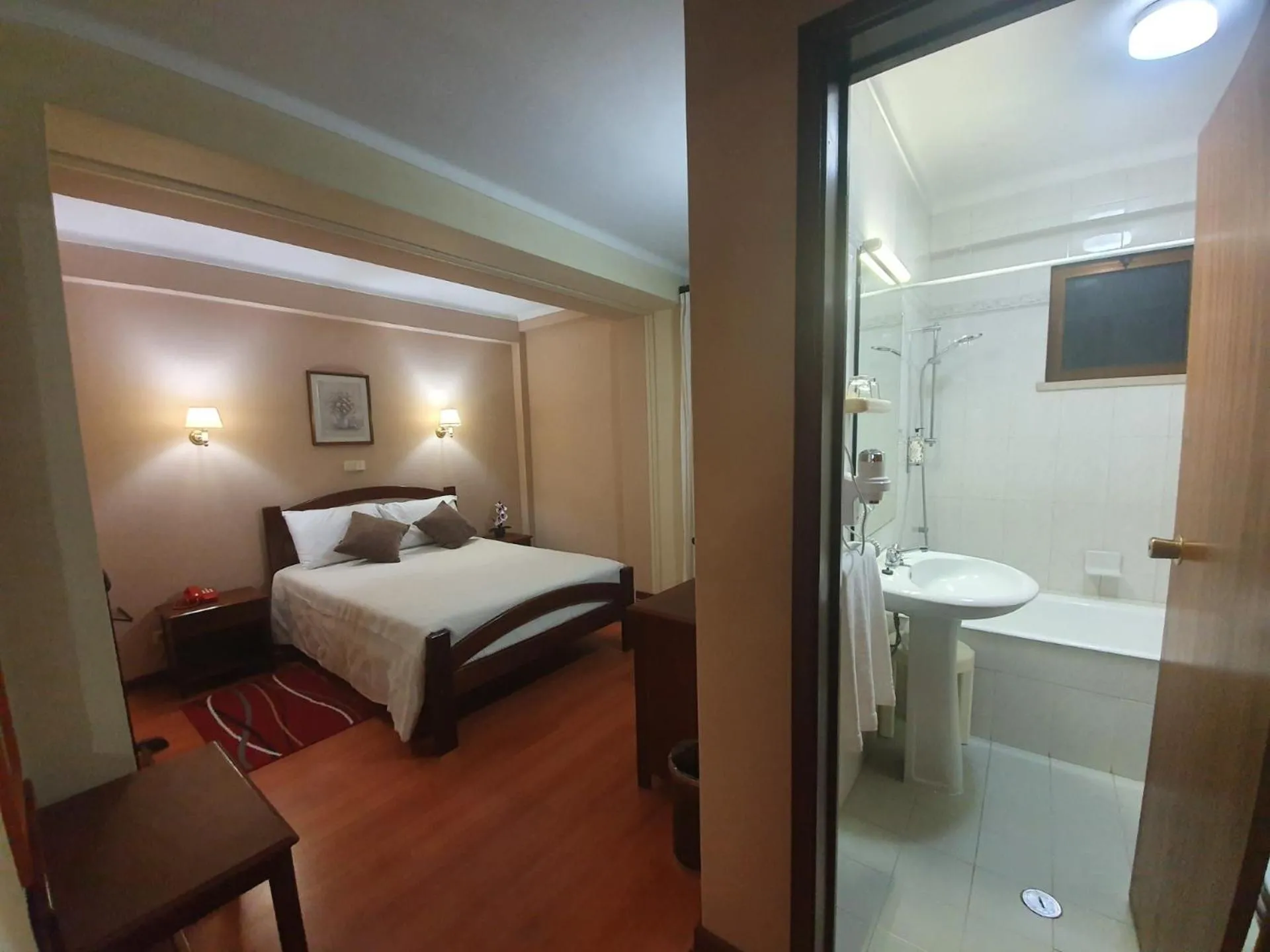 Shower, Bed in Hotel Peninsular