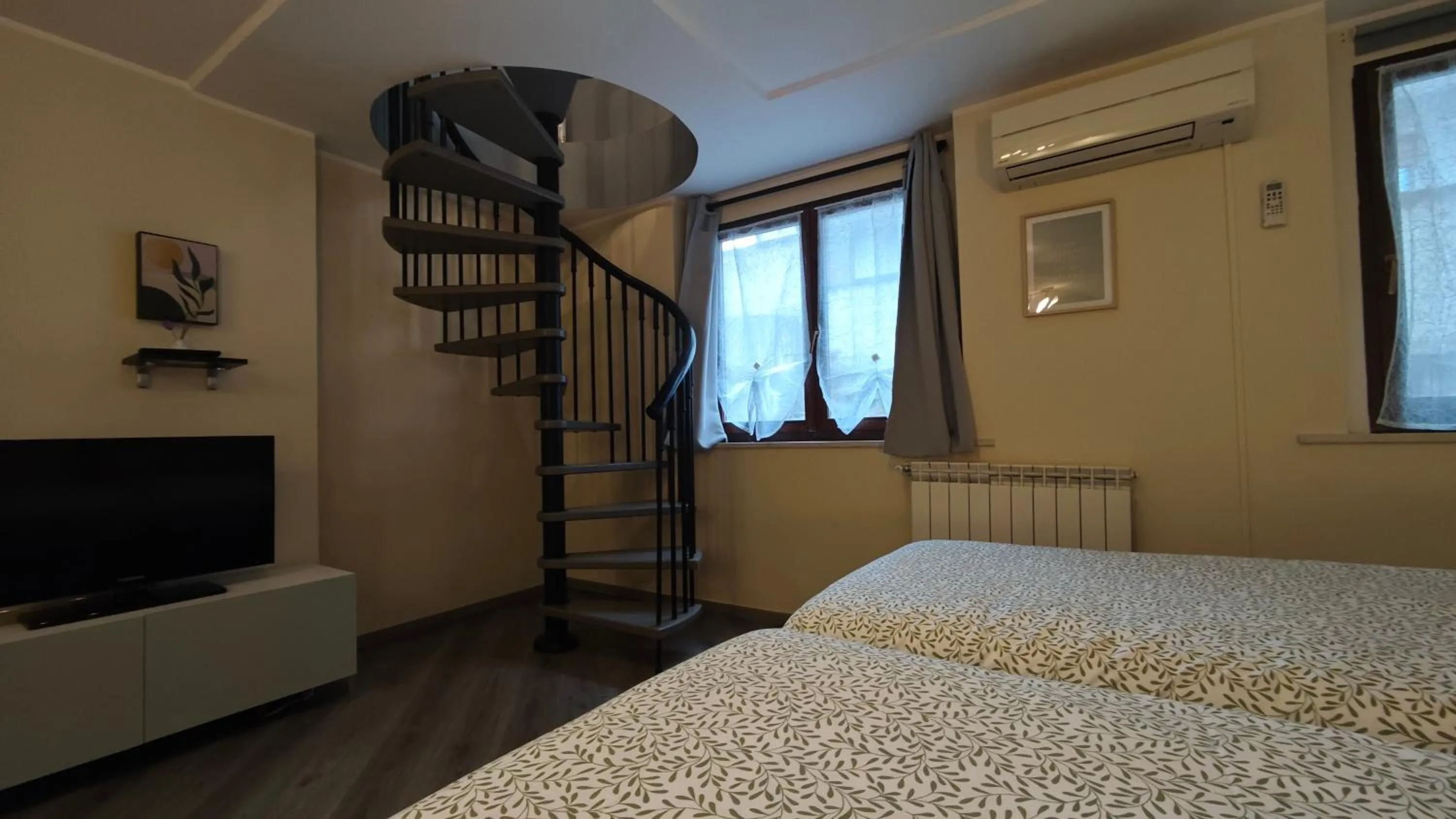 Appartamento Aleph with private parking, next train station