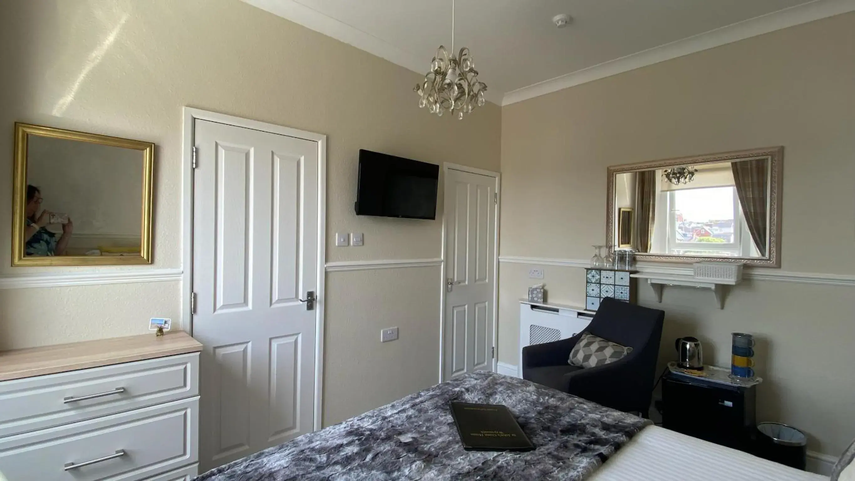 Double or Twin Room with Bathroom in St John's Guest House Double or Twin Room with Bathroom in St John's Guest House