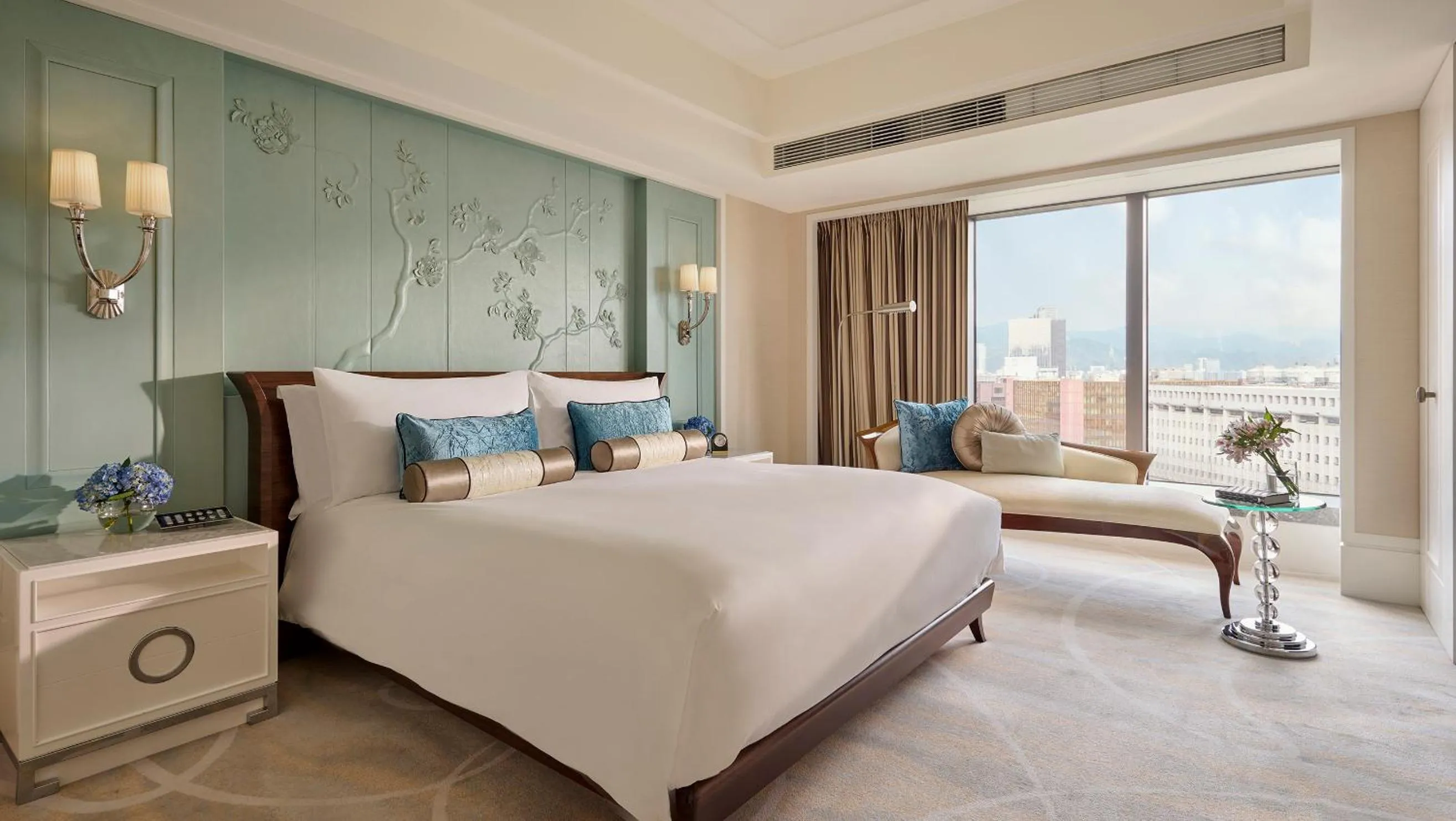 Bedroom, Bed in Mandarin Oriental, Taipei