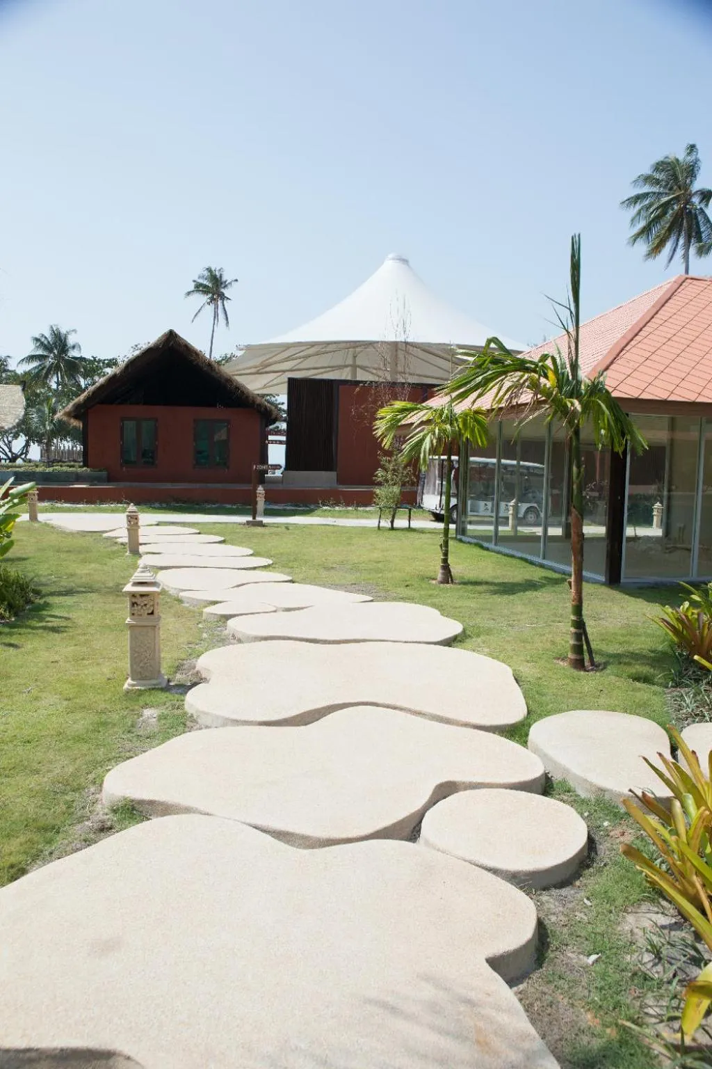 Garden in Blue Bay Resort - Access to Pool and Beach-Phuket & Krabi