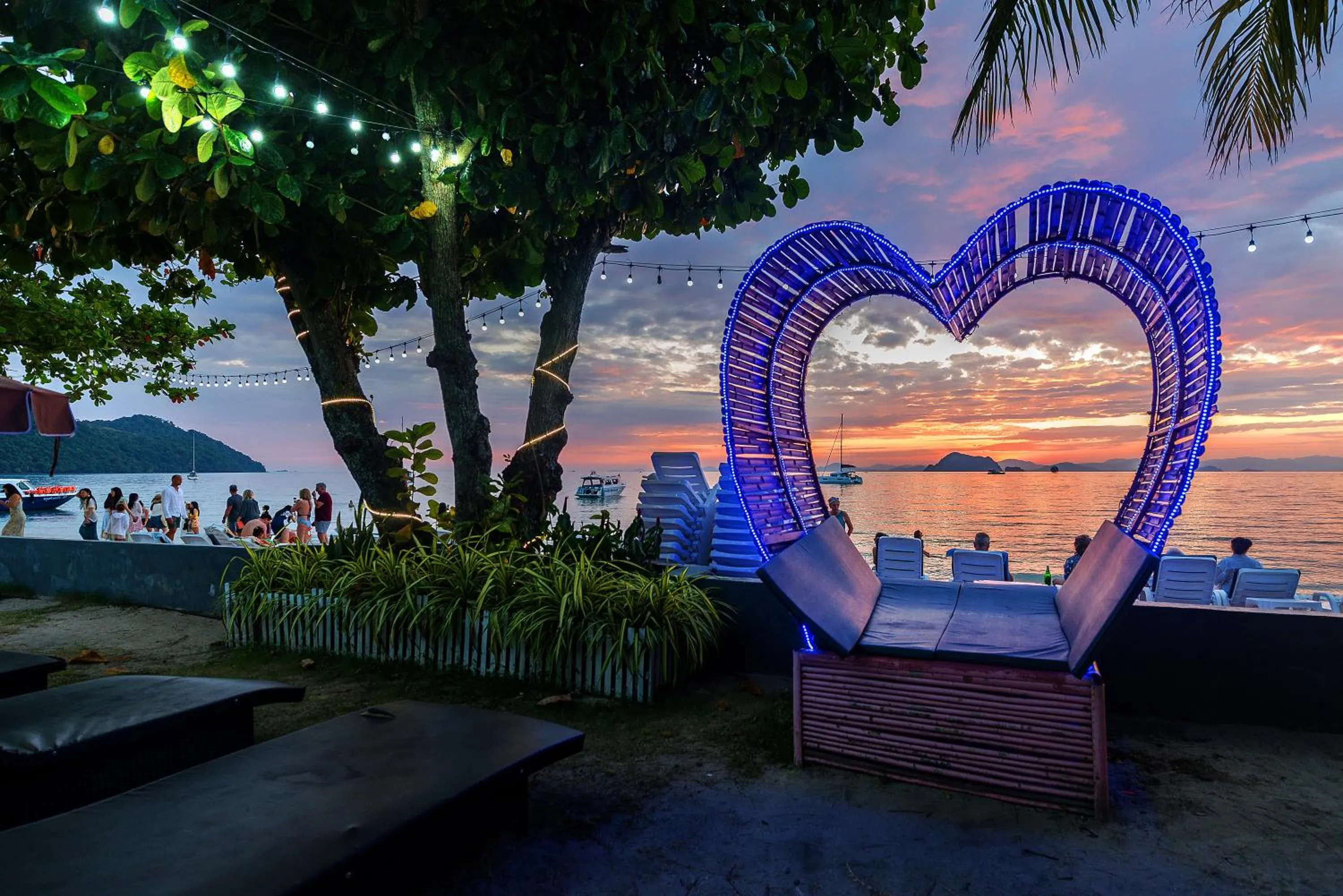 Garden in Blue Bay Resort - Access to Pool and Beach-Phuket & Krabi