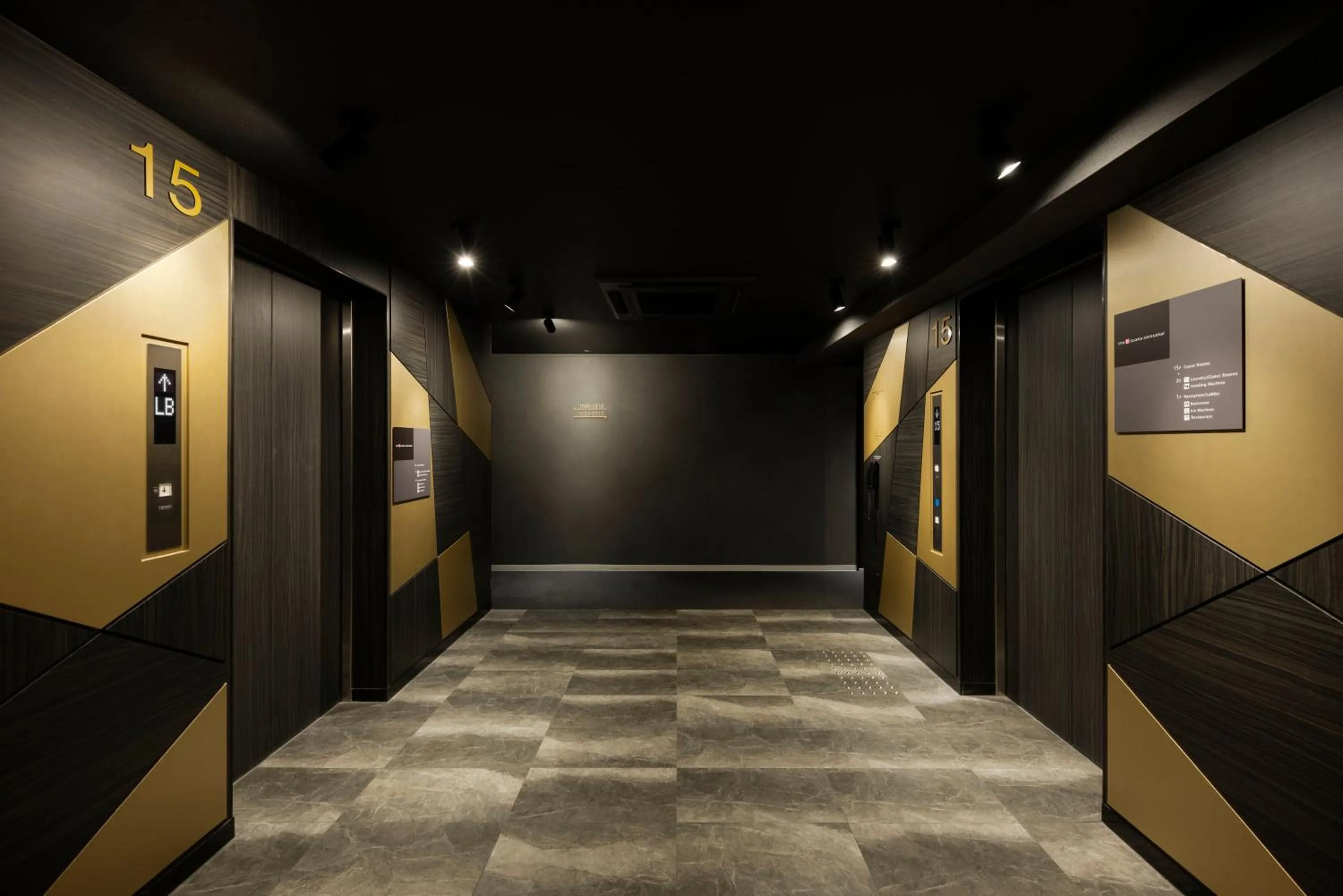 elevator in the b osaka-shinsekai