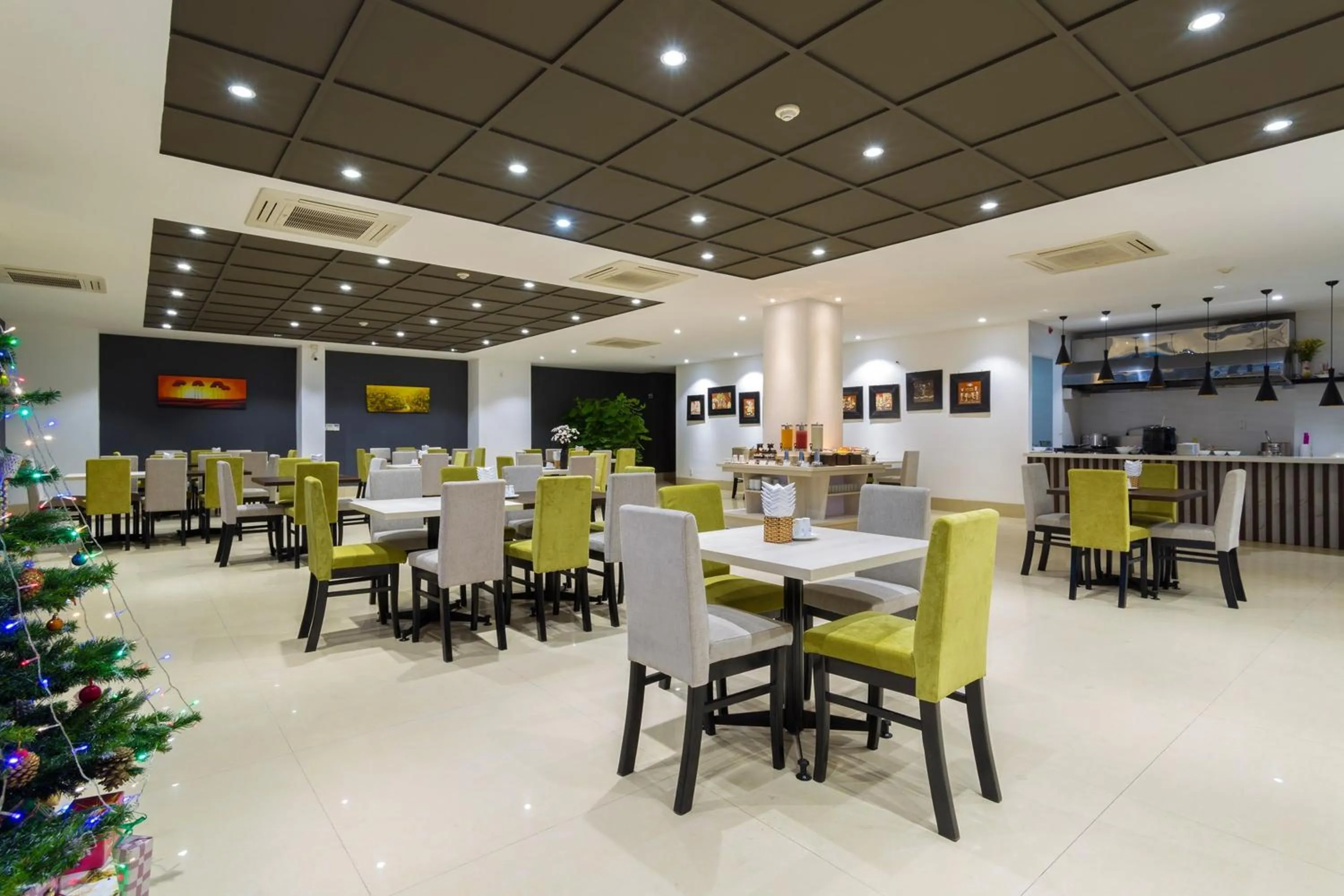 Restaurant/places to eat in Capital O 1200 Salem Riverside Hotel