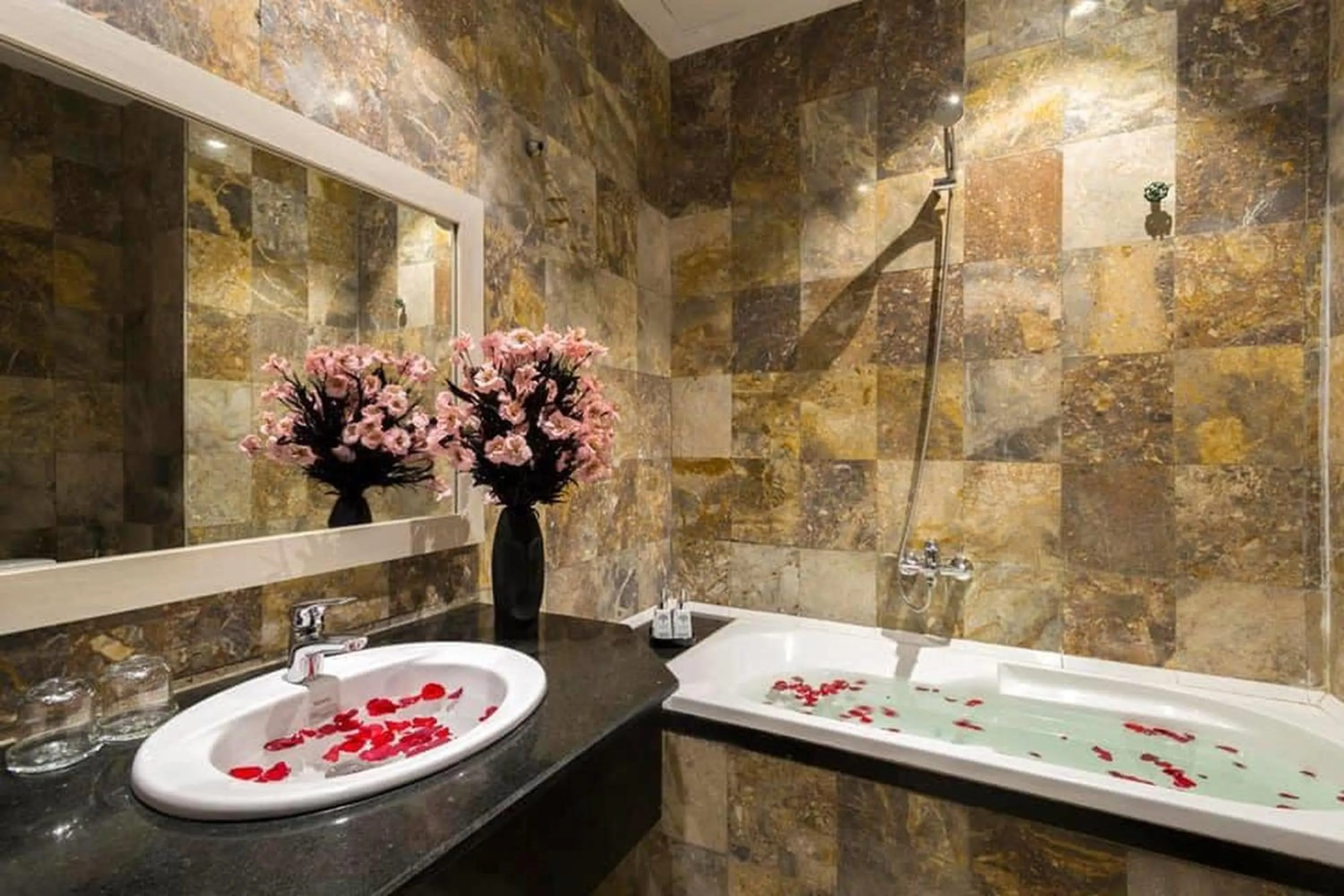 Bathroom in Capital O 1200 Salem Riverside Hotel