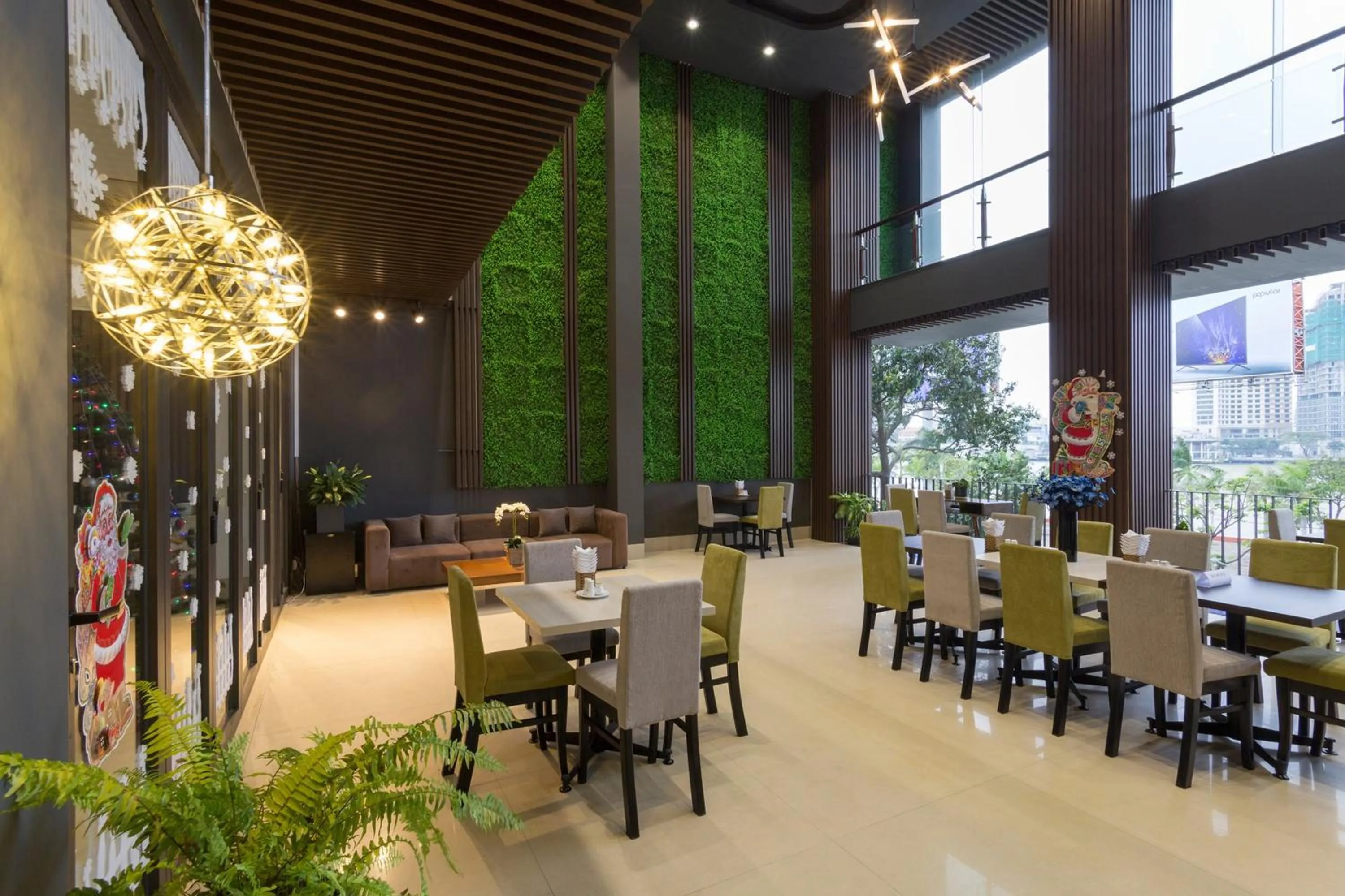 Restaurant/places to eat in Capital O 1200 Salem Riverside Hotel