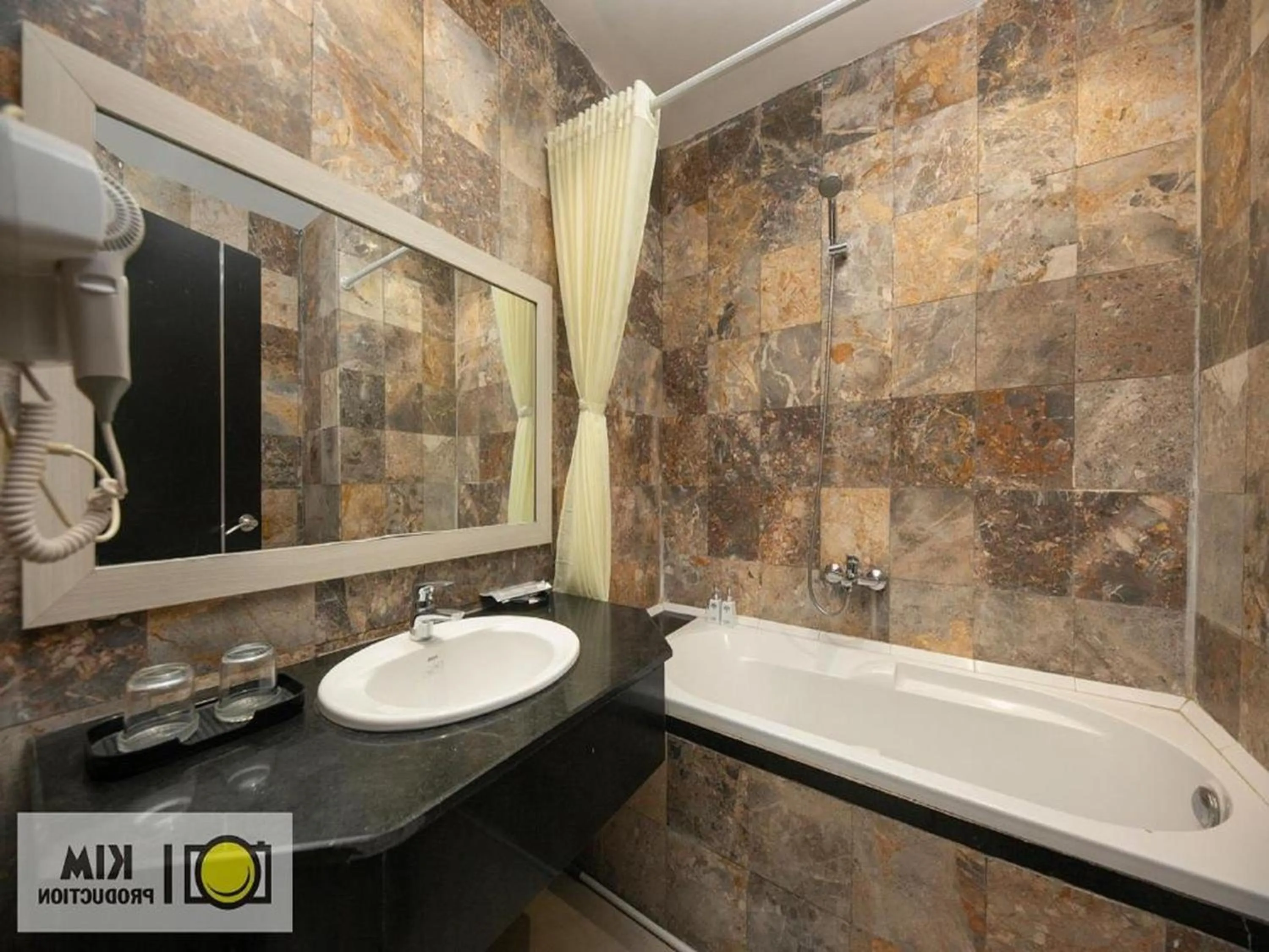 Bathroom in Capital O 1200 Salem Riverside Hotel