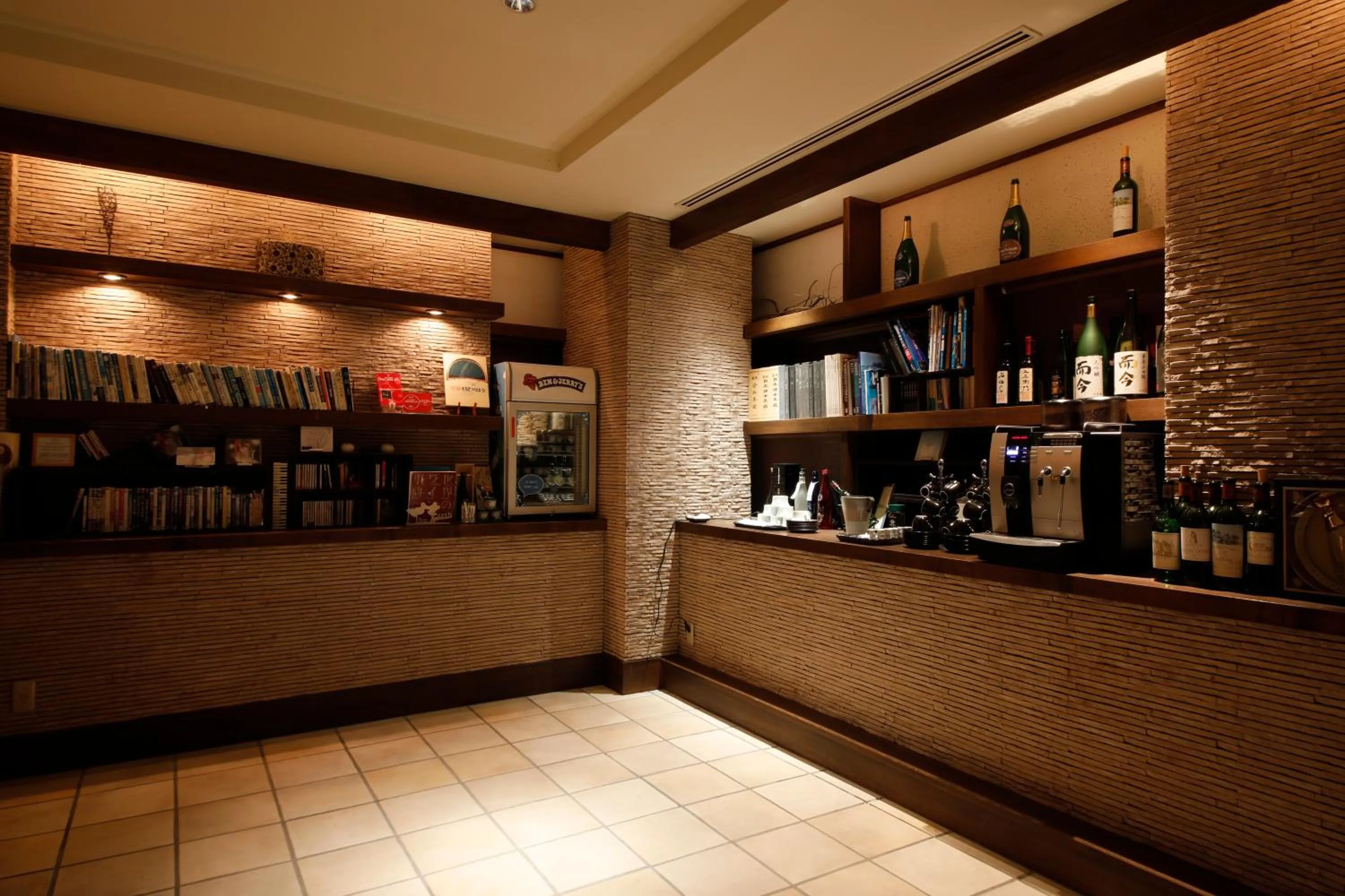 Communal lounge/ TV room in Oyado The Earth