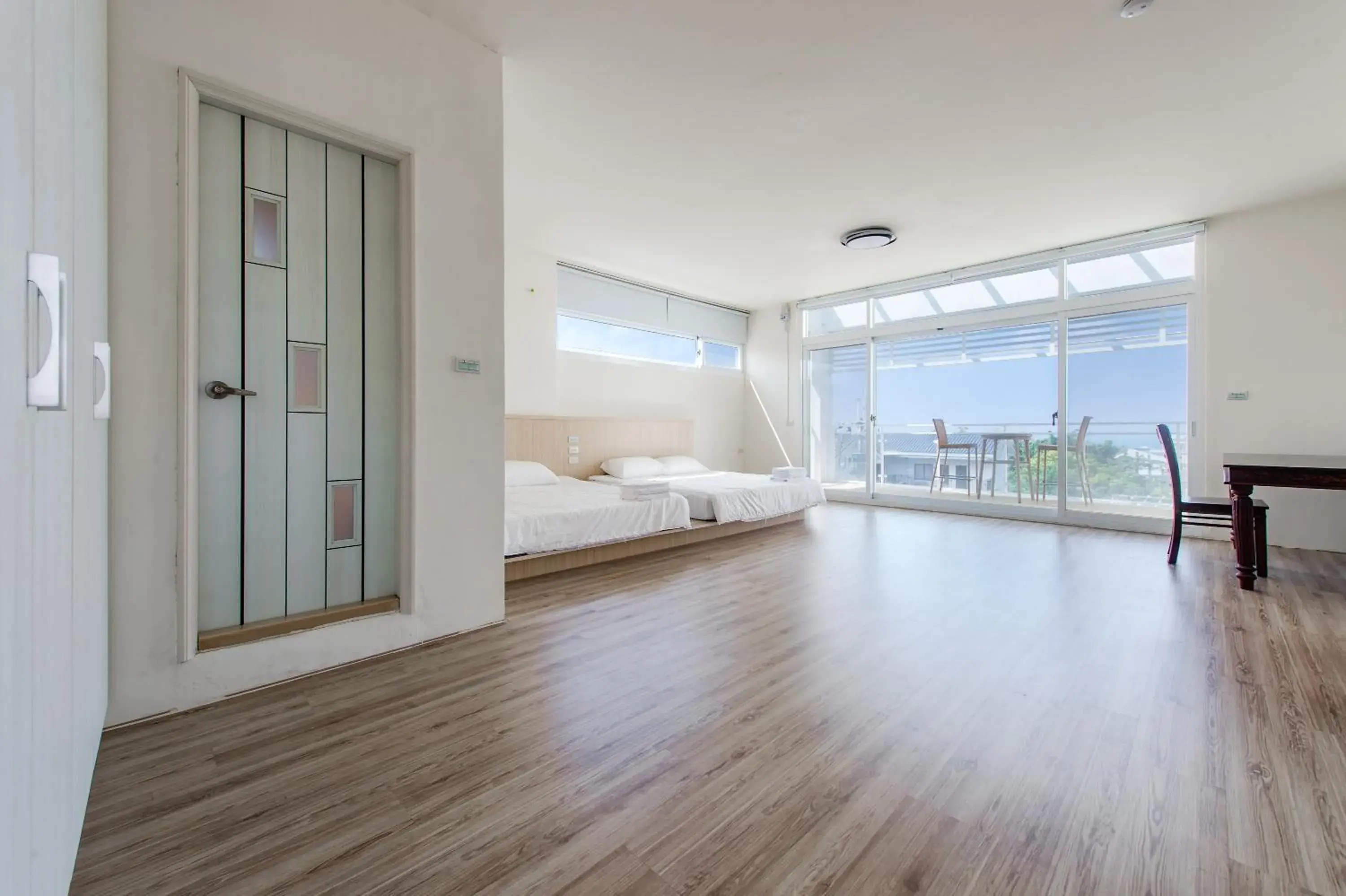 Photo of the whole room, Bed in White House Photo of the whole room, Bed in White House