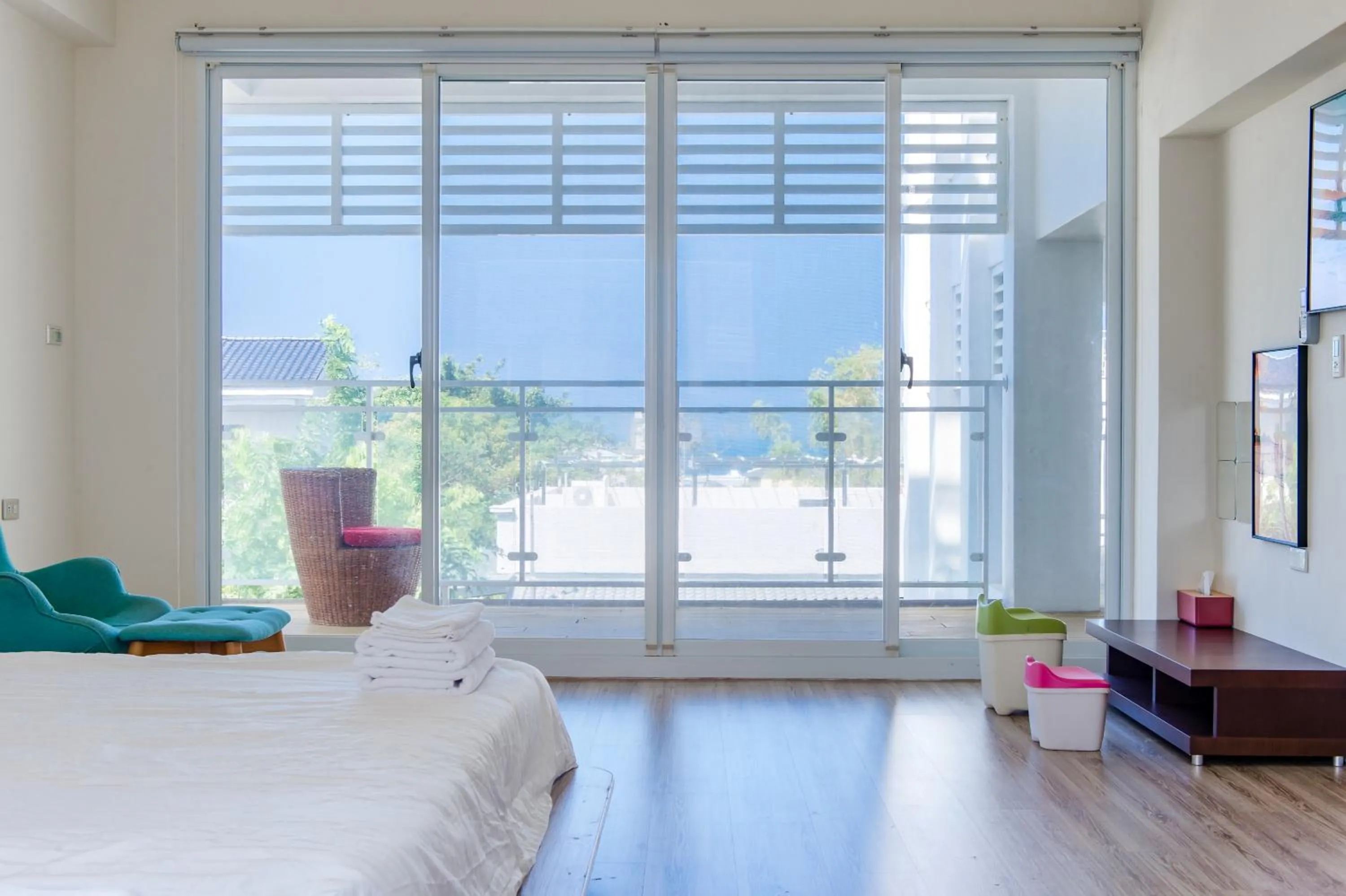 Photo of the whole room, Bed in White House