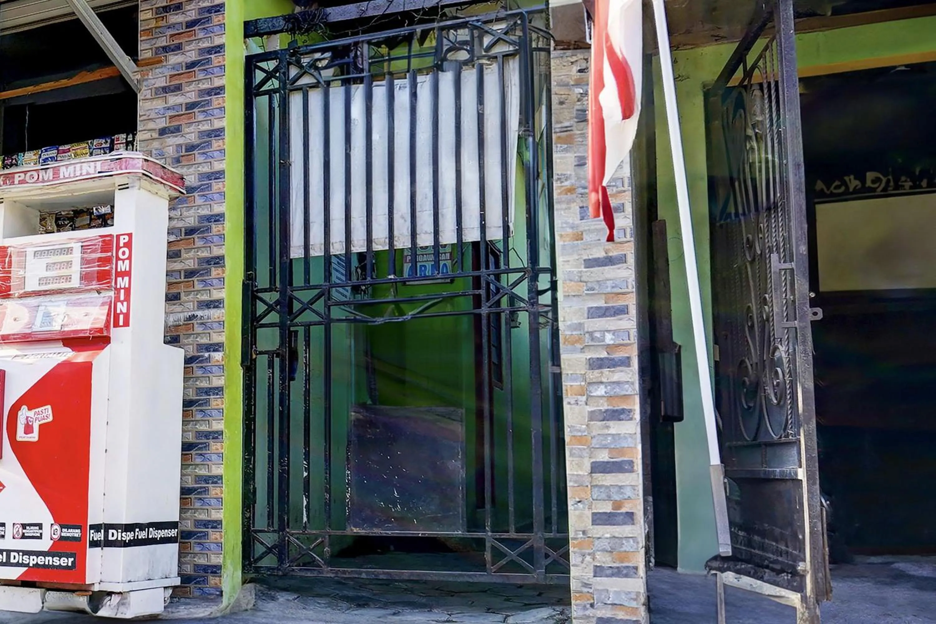 Facade/entrance in OYO Life 93061 Kost Vicky Syariah