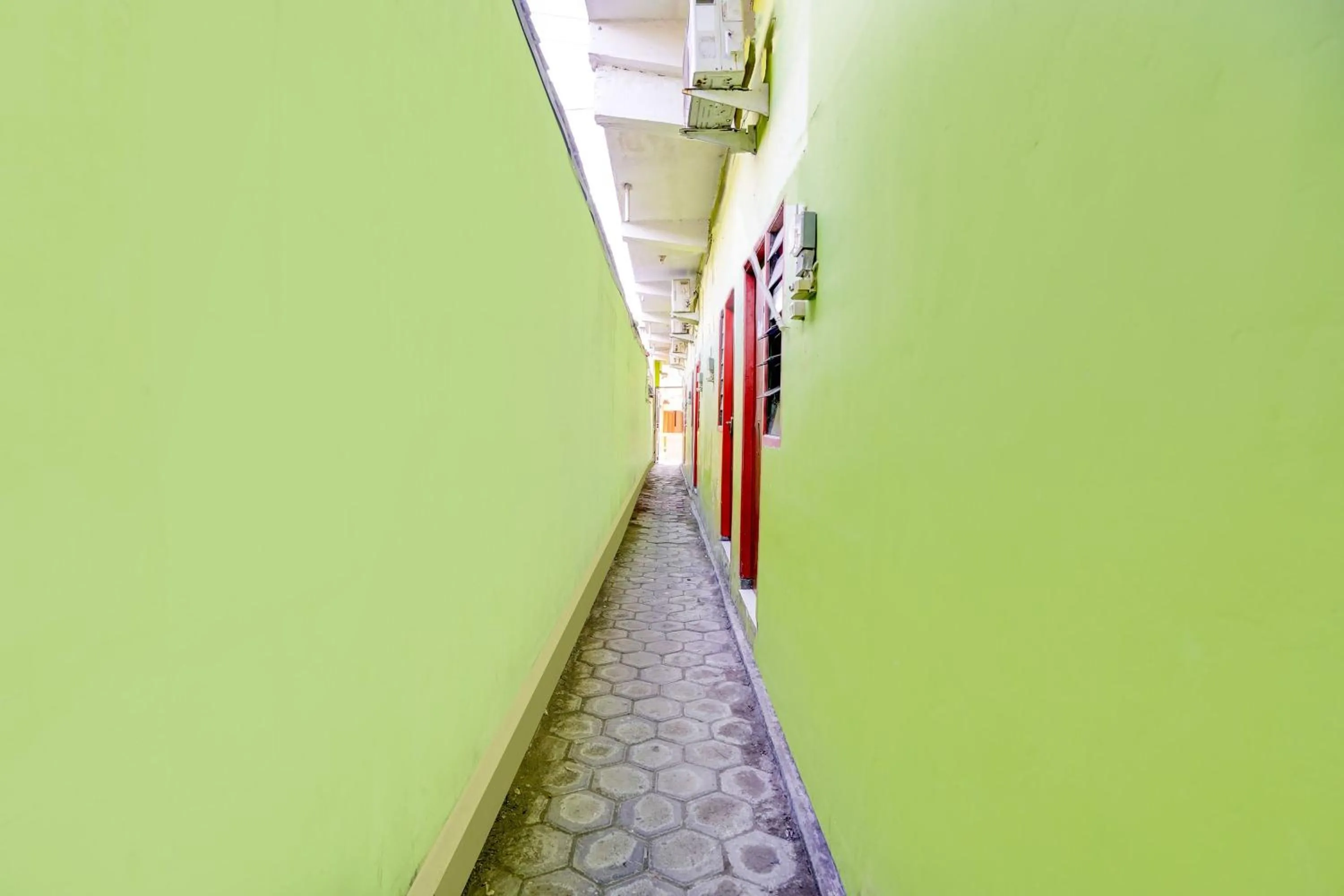 Area and facilities in OYO Life 93061 Kost Vicky Syariah