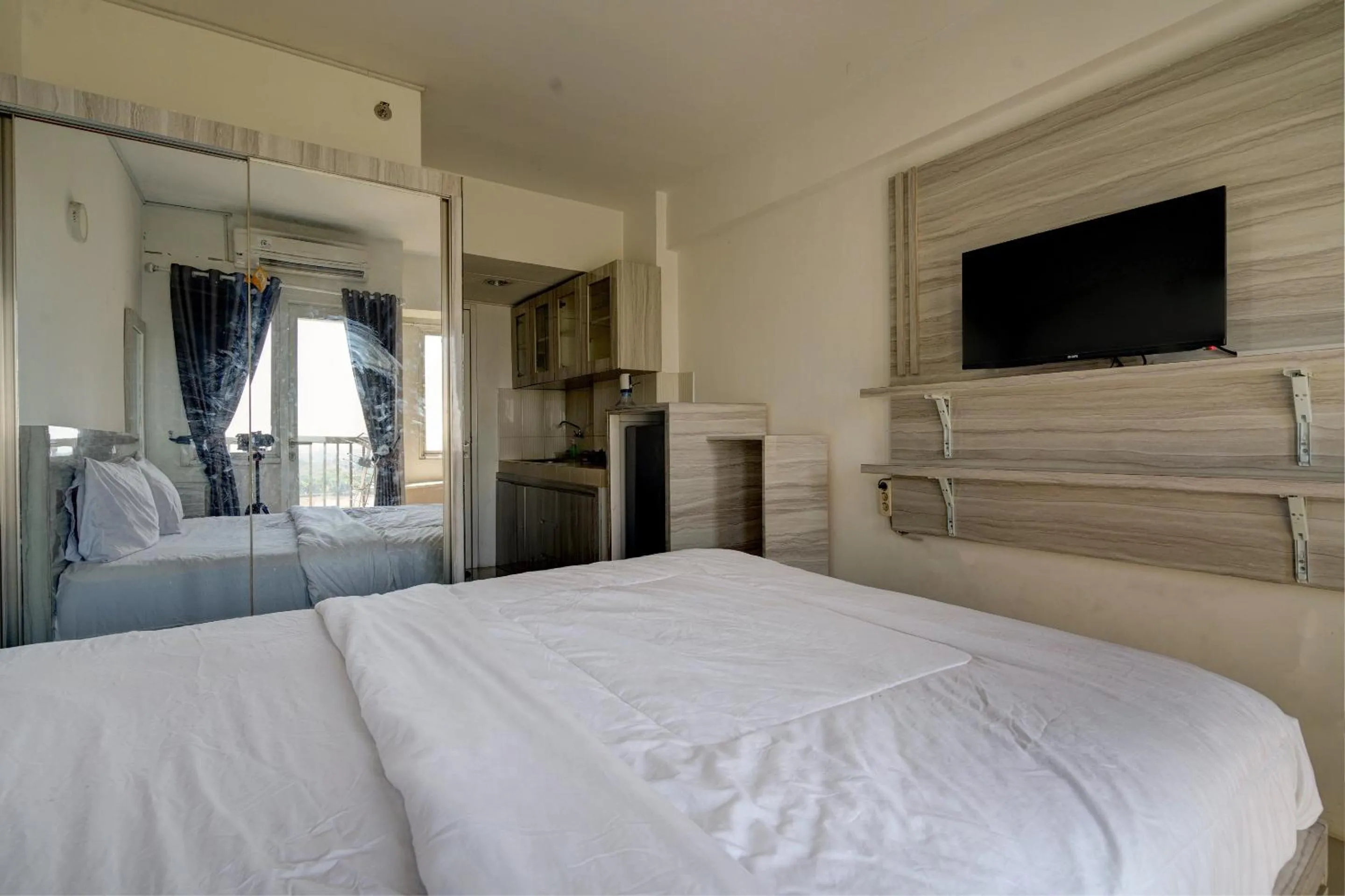 Bedroom, Bed in OYO Life 92889 Apartement Grand Sentraland Karawang By A.t Room