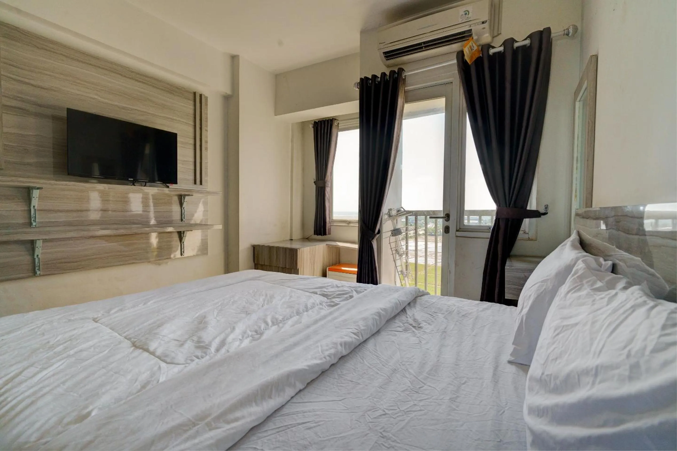 Bedroom, Bed in OYO Life 92889 Apartement Grand Sentraland Karawang By A.t Room