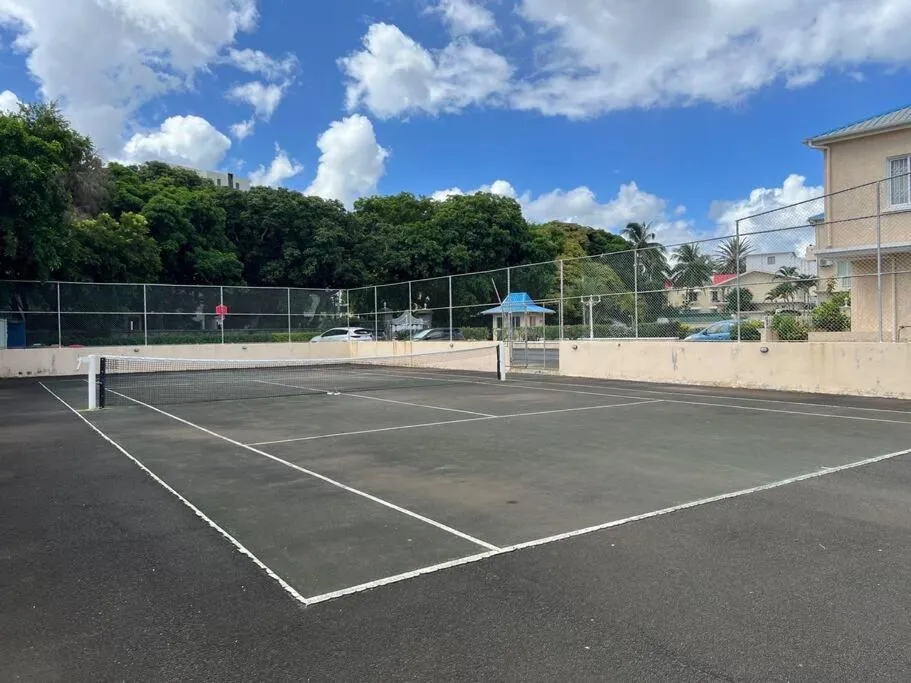 Tennis court in Your west coast getaway