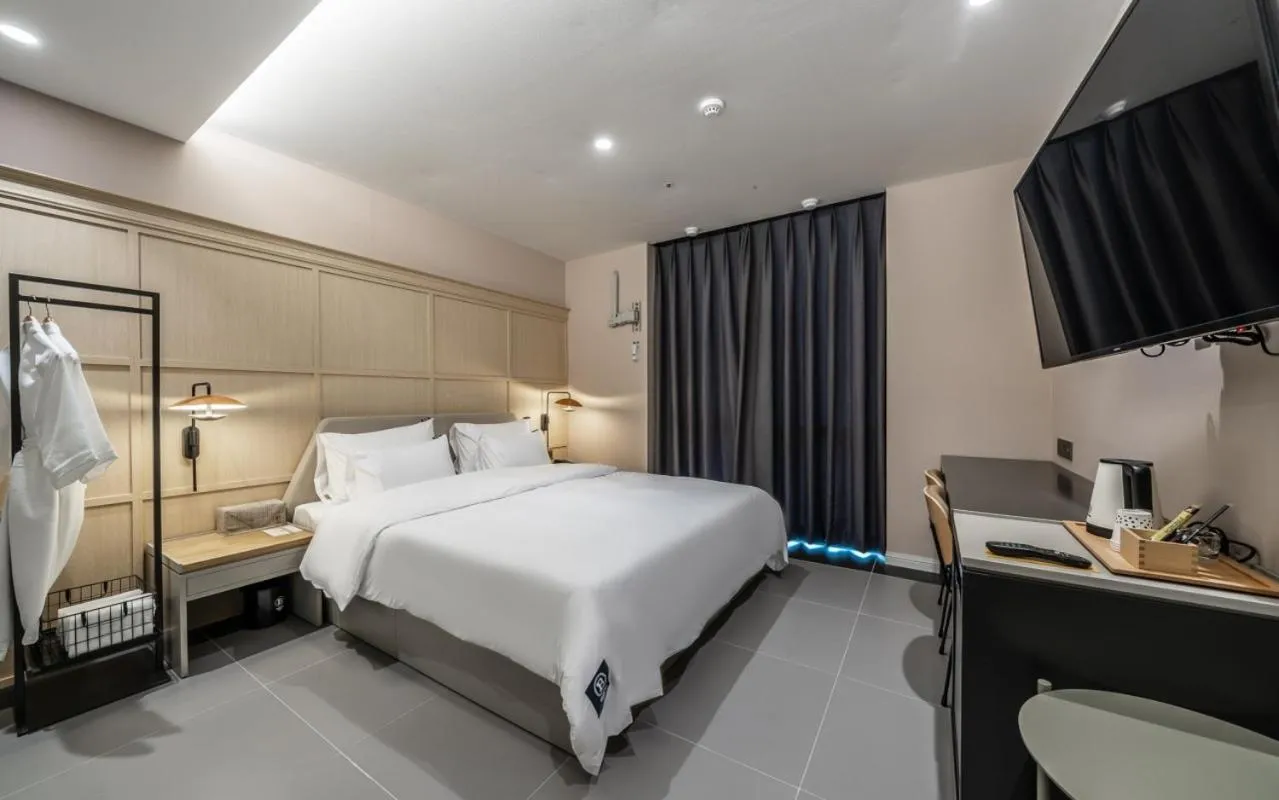 Photo of the whole room, Bed in Brown Dot Hotel Sajik Baseball Stadium