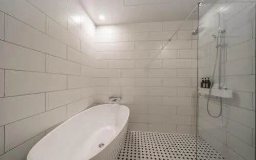 Shower in Brown Dot Hotel Sajik Baseball Stadium