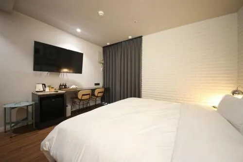 Bed in Brown Dot Hotel Sajik Baseball Stadium