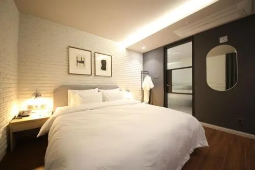 Bed in Brown Dot Hotel Sajik Baseball Stadium