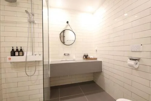 Shower in Brown Dot Hotel Sajik Baseball Stadium