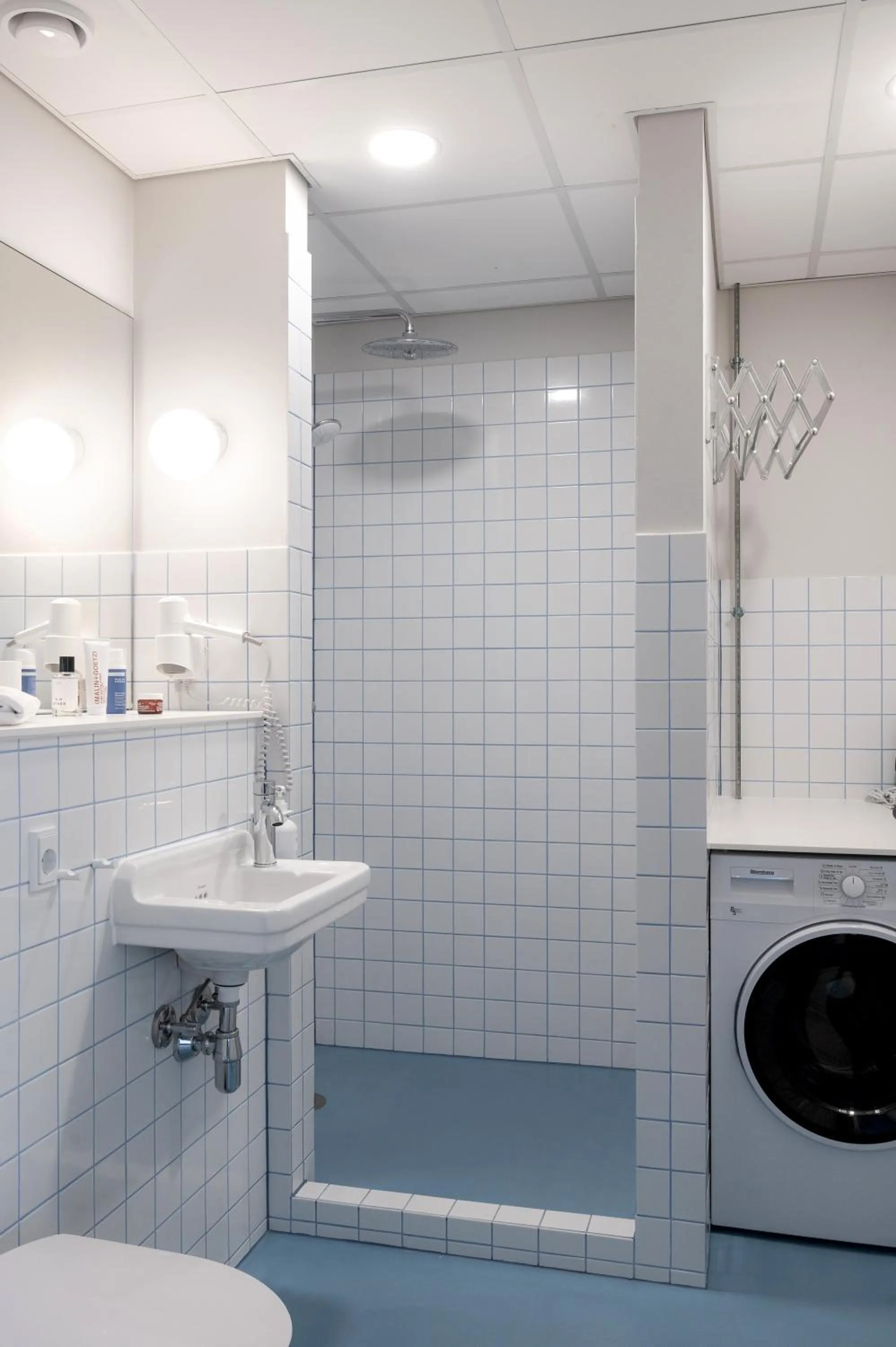 Bathroom in Beach Trail apartments by Daniel&Jacob's