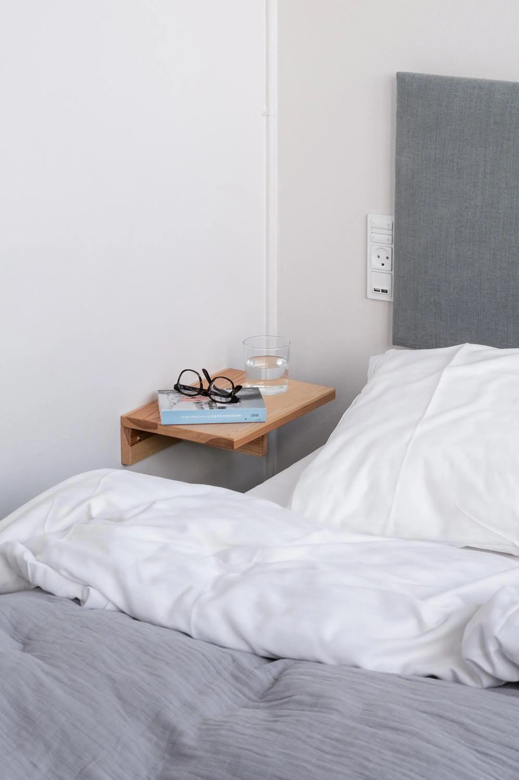 Bedroom, Bed in Beach Trail apartments by Daniel&Jacob's