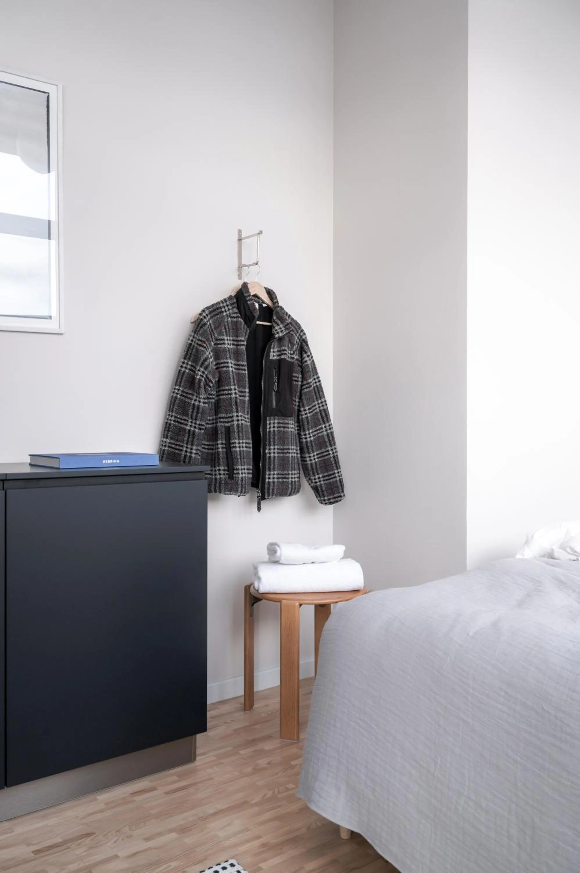 Bedroom, Bed in Beach Trail apartments by Daniel&Jacob's