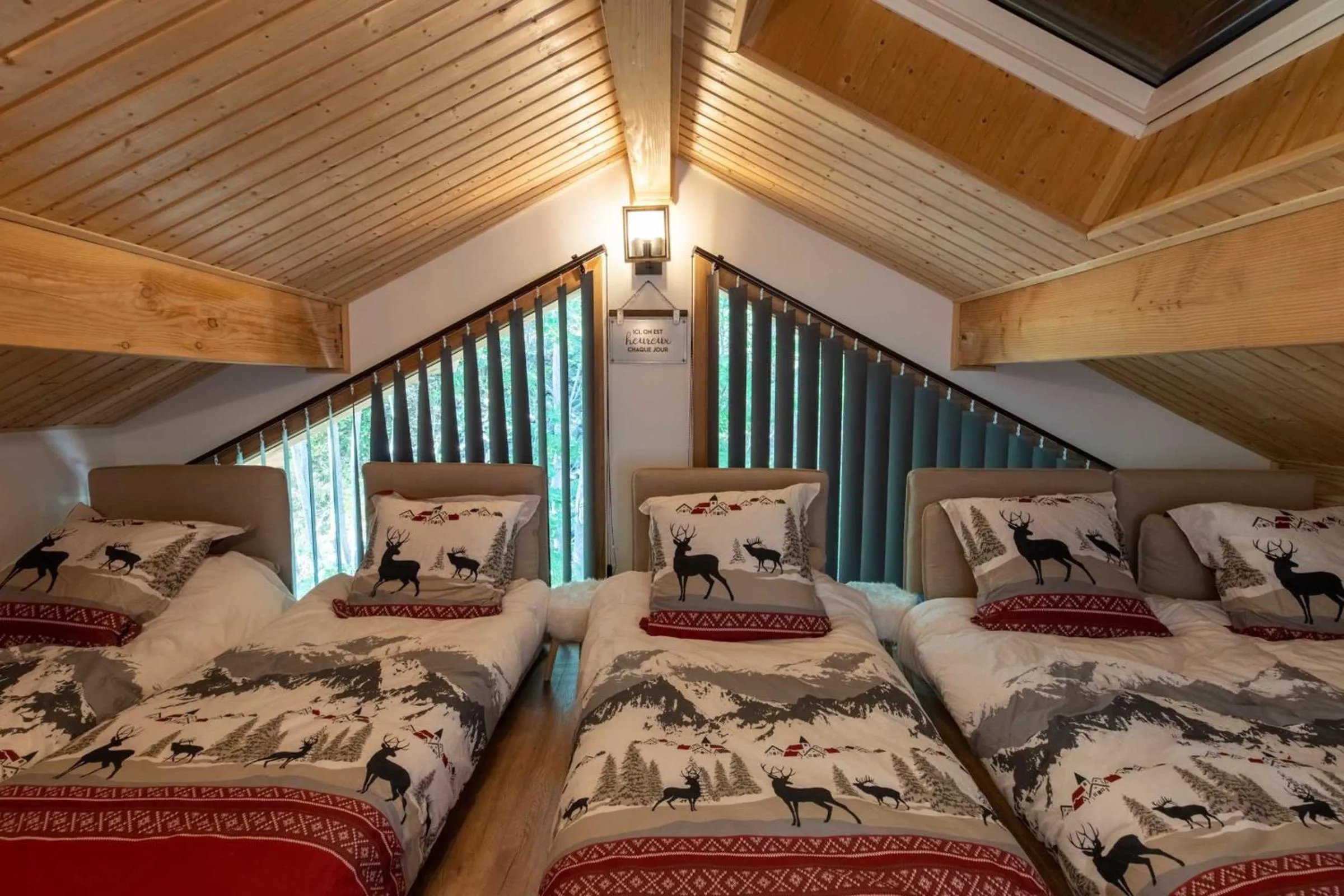 Bed in Chalet des Anges with outside hot tube !
