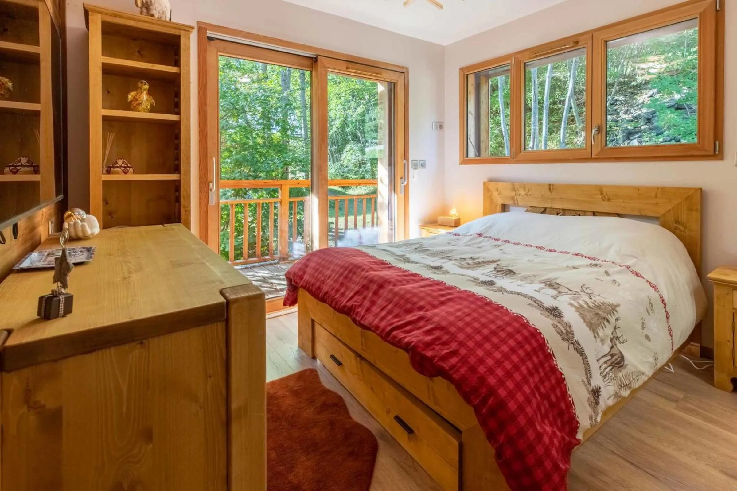 Bed in Chalet des Anges with outside hot tube !