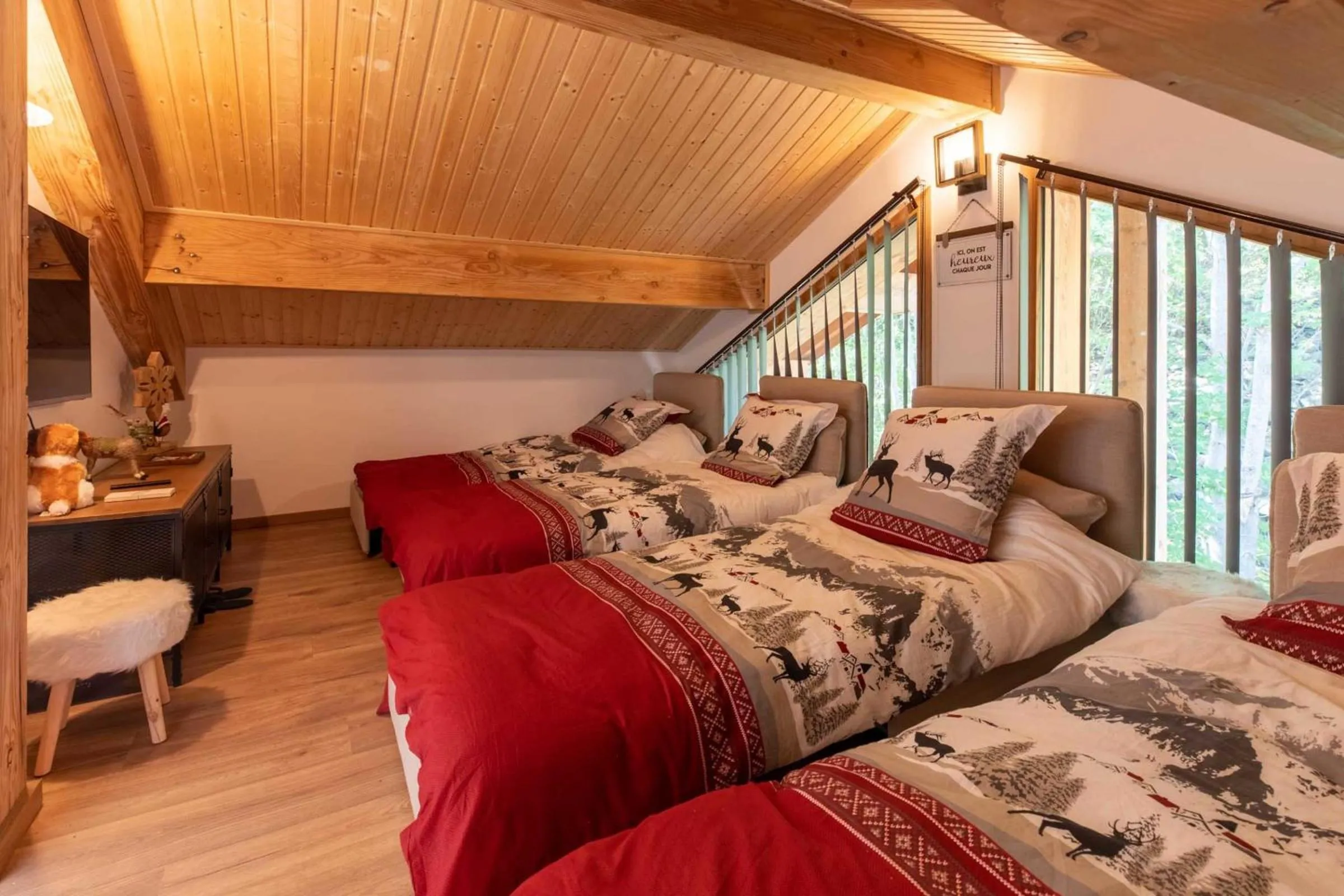 Bed in Chalet des Anges with outside hot tube !