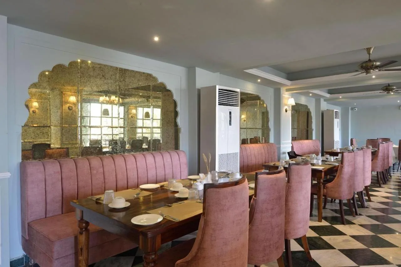 Restaurant/places to eat in Hotel Chandra Raj Mahal