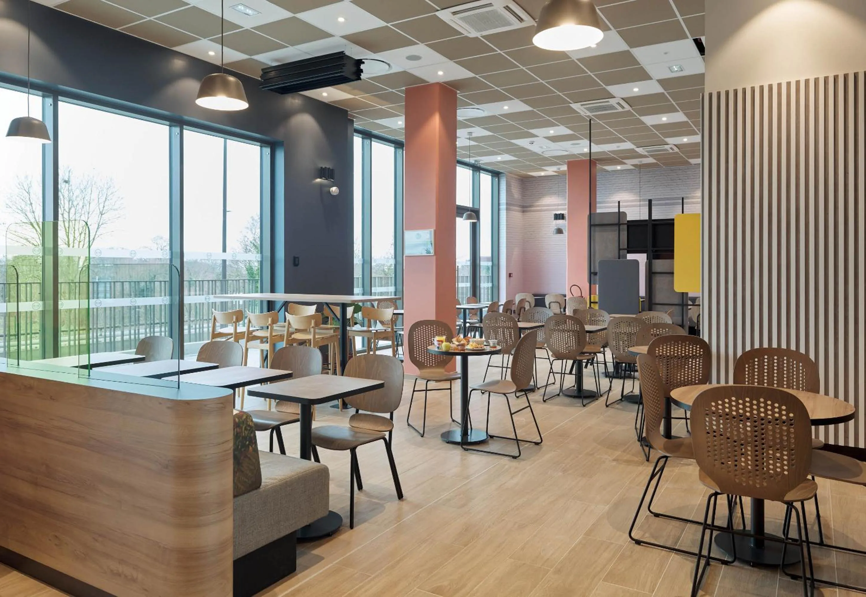 Restaurant/places to eat in B&B HOTEL Versailles Rocquencourt