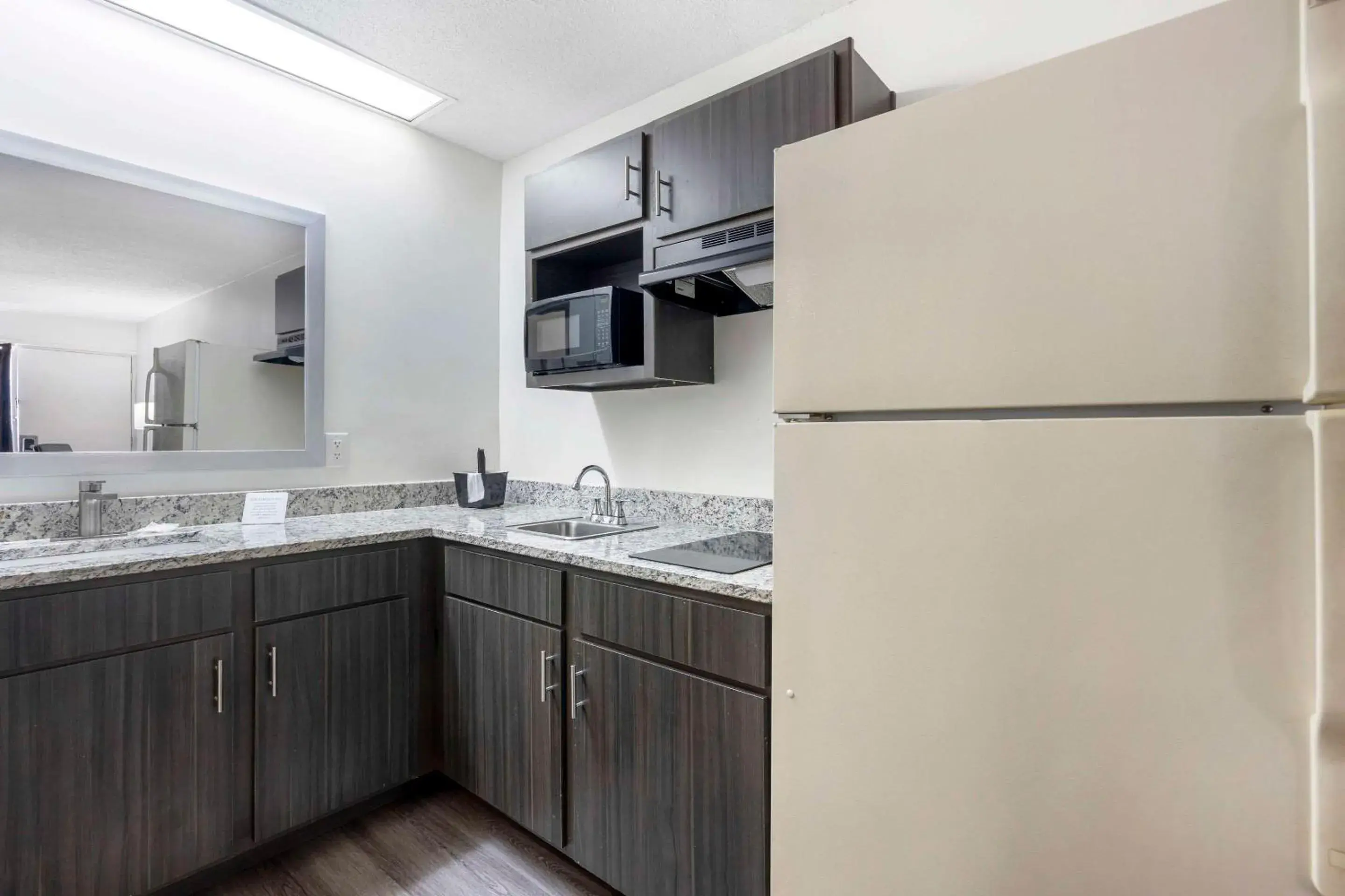 Bedroom, Kitchen/Kitchenette in Suburban Studios Cookeville